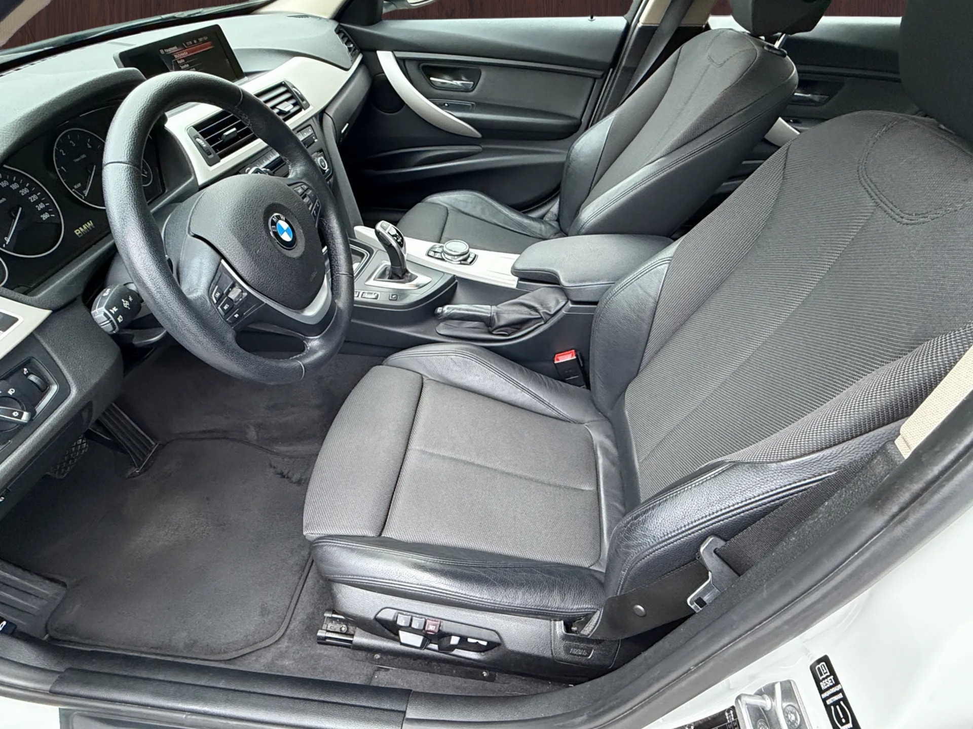 BMW 320d xDrive Touring Steptronic-image-6