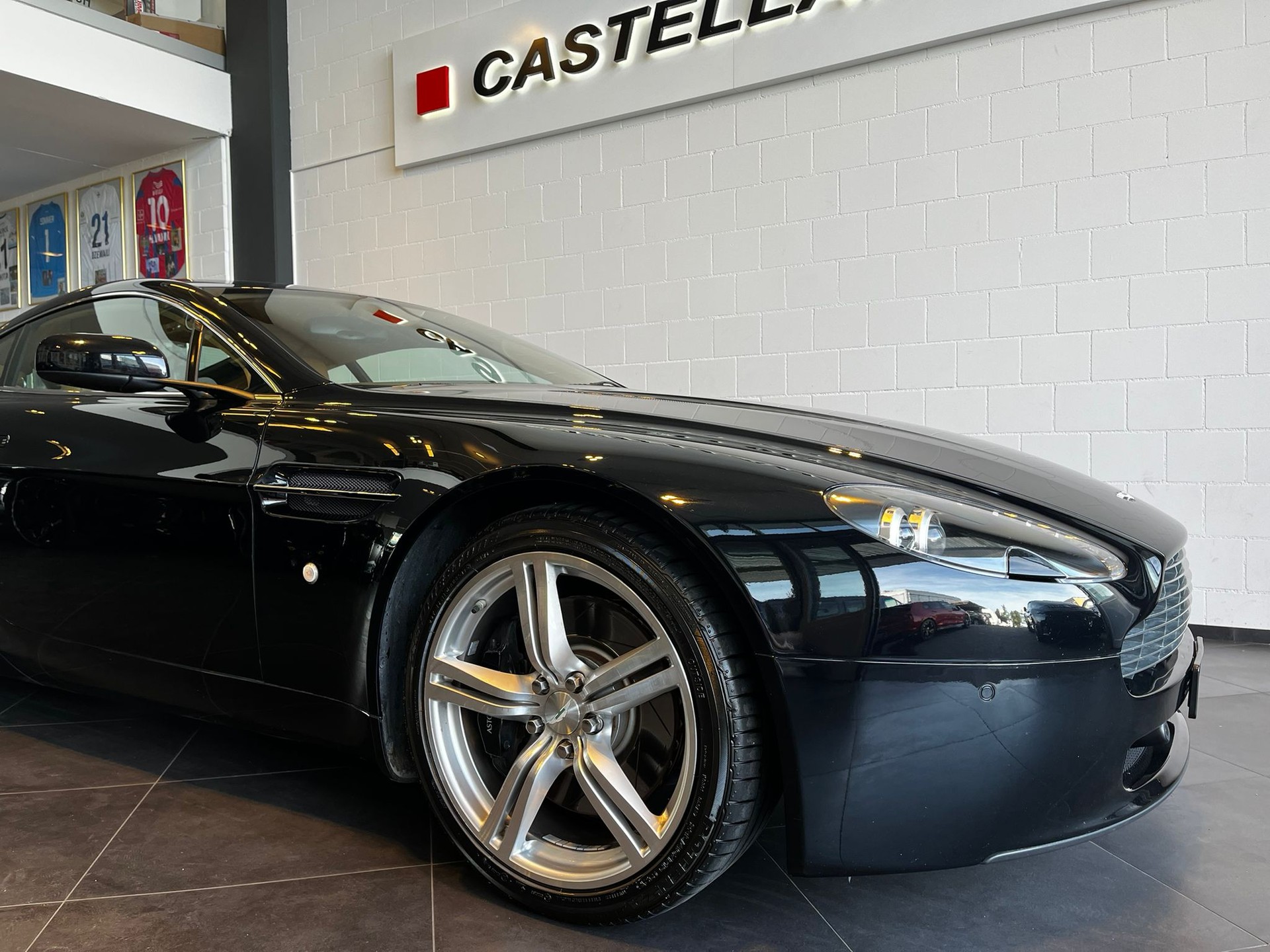 ASTON MARTIN V8 Vantage 4.7 Sportshift-showroom-element-1
