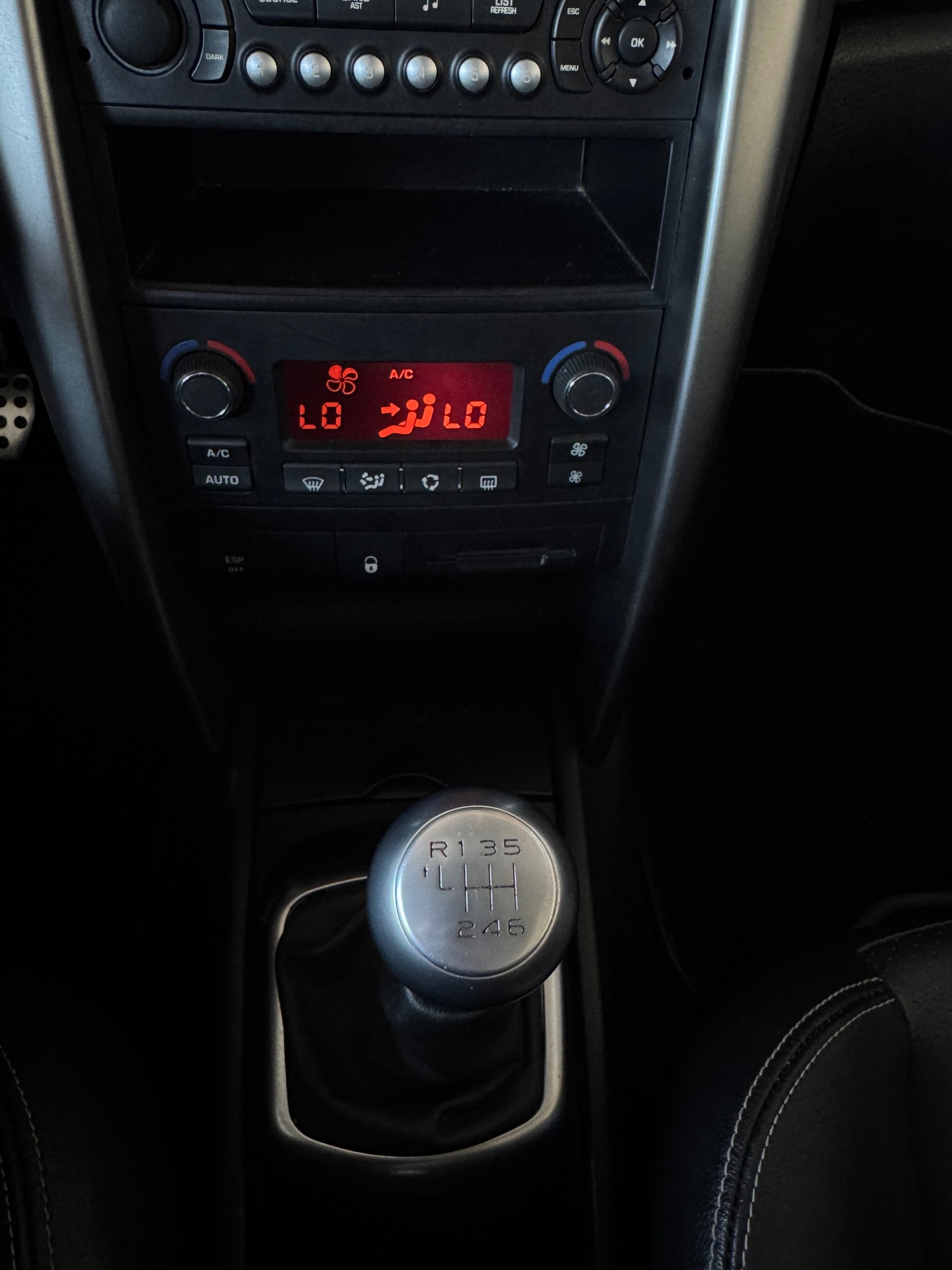 PEUGEOT 207 CC 1.6 16V Turbo Swiss Edition-image-17