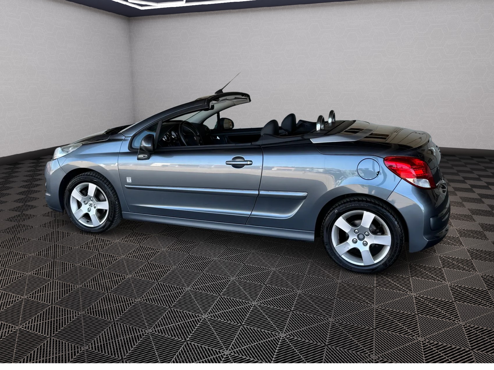 PEUGEOT 207 CC 1.6 16V Turbo Swiss Edition-image-11