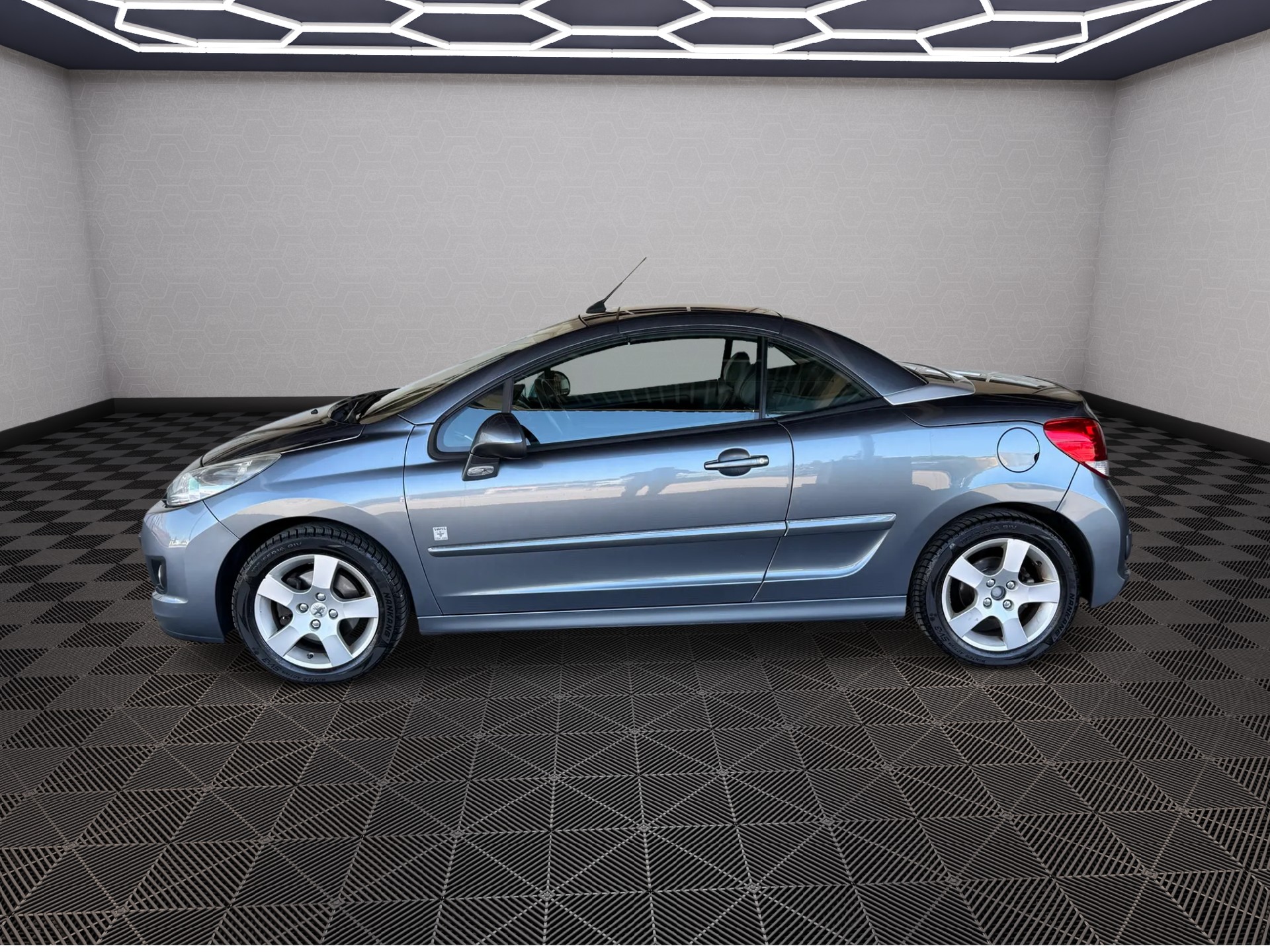 PEUGEOT 207 CC 1.6 16V Turbo Swiss Edition-image-4
