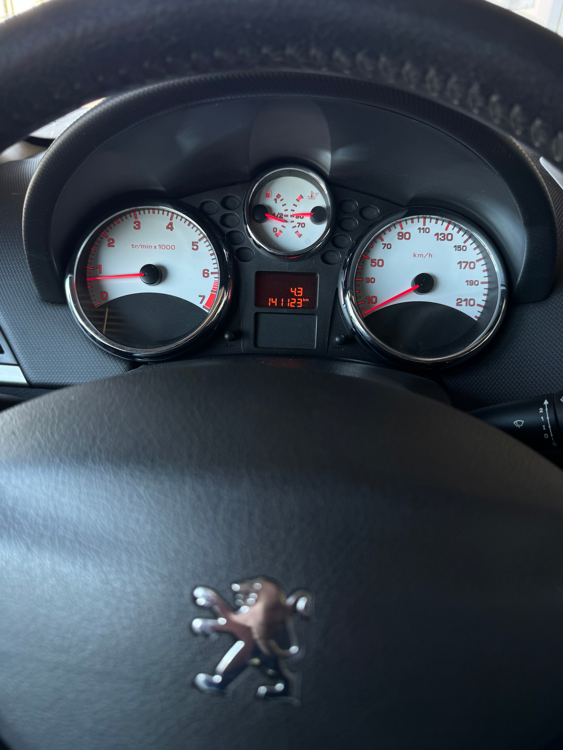 PEUGEOT 207 CC 1.6 16V Turbo Swiss Edition-image-23