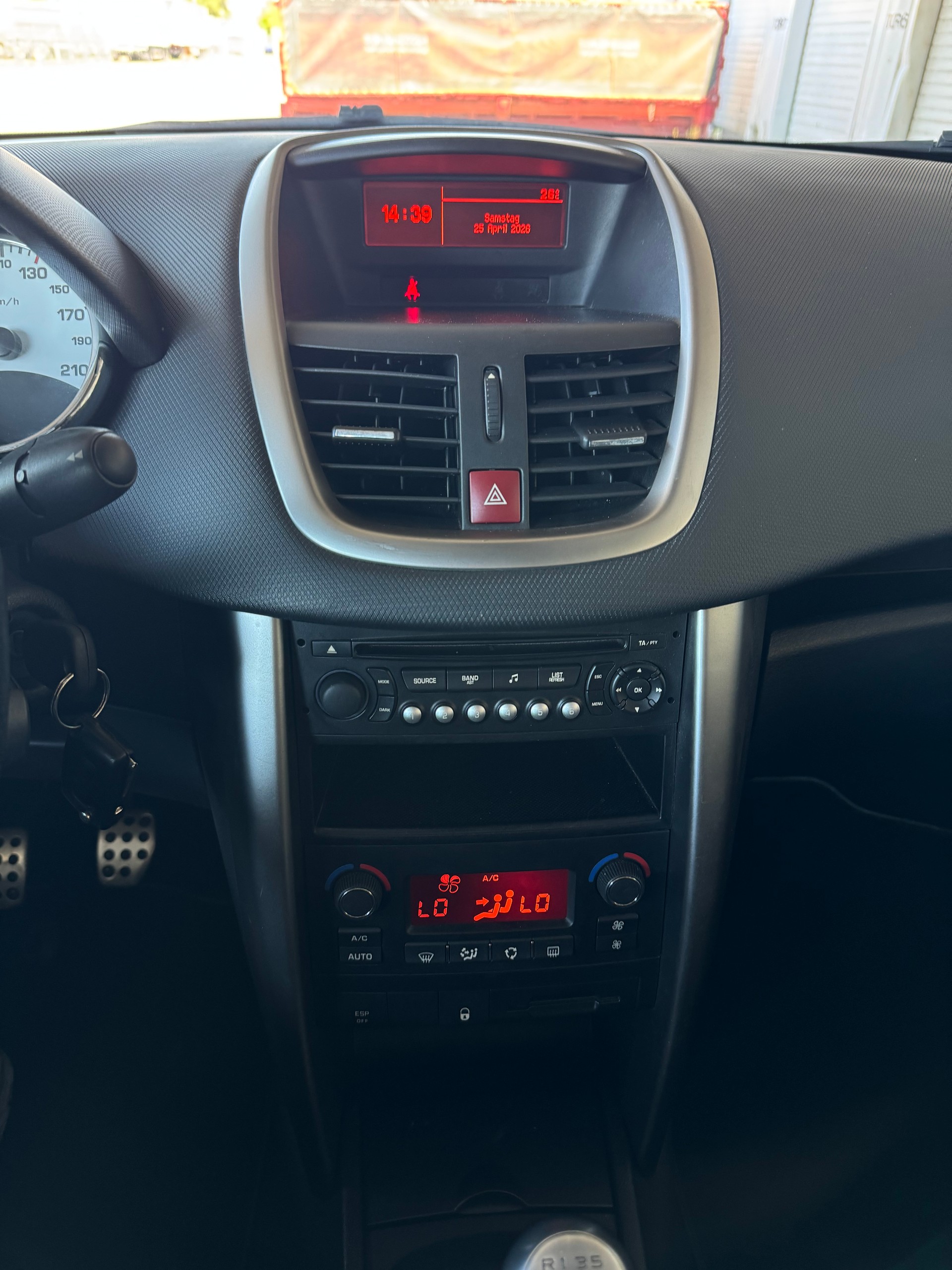 PEUGEOT 207 CC 1.6 16V Turbo Swiss Edition-image-19