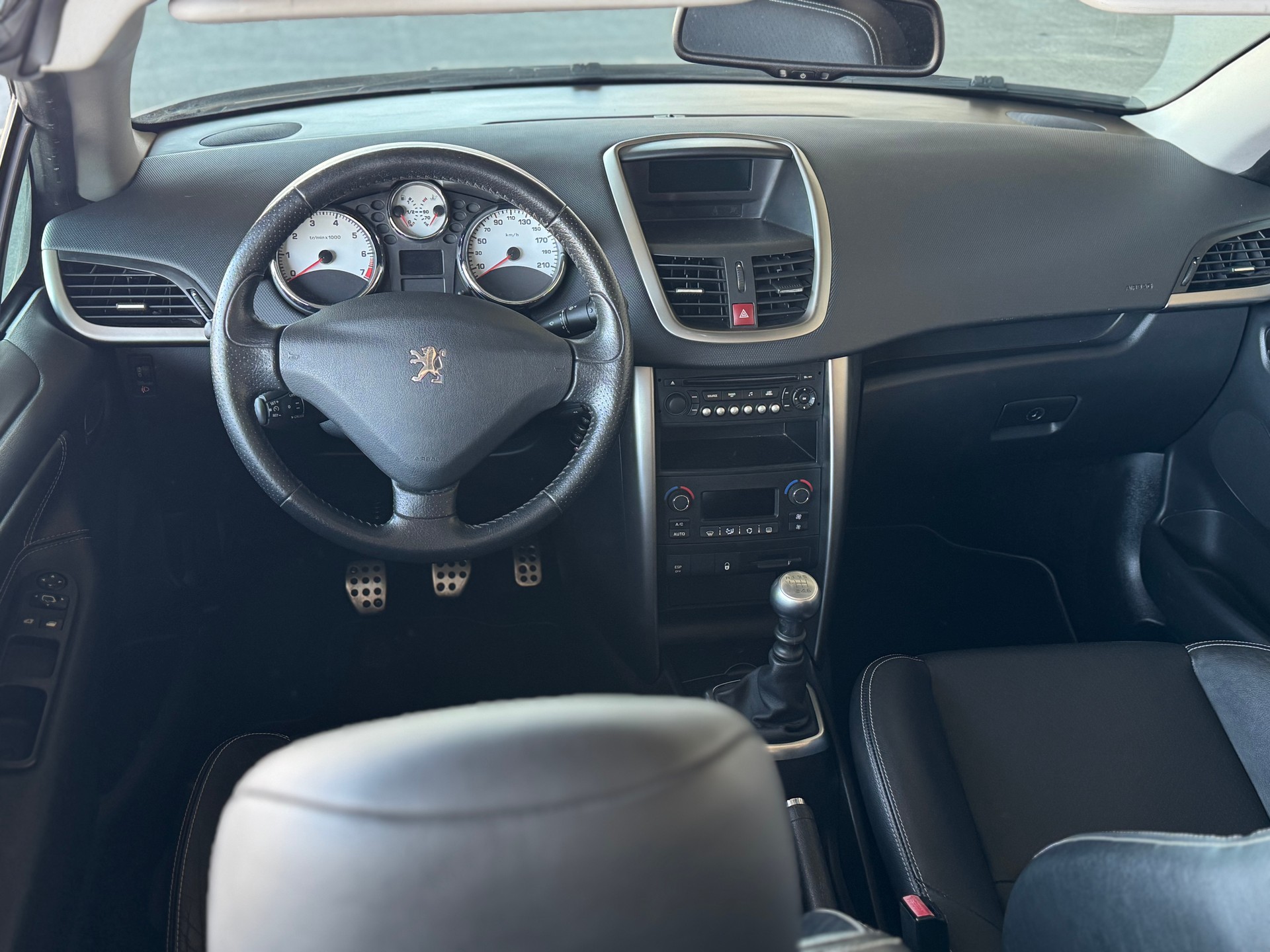 PEUGEOT 207 CC 1.6 16V Turbo Swiss Edition-image-16