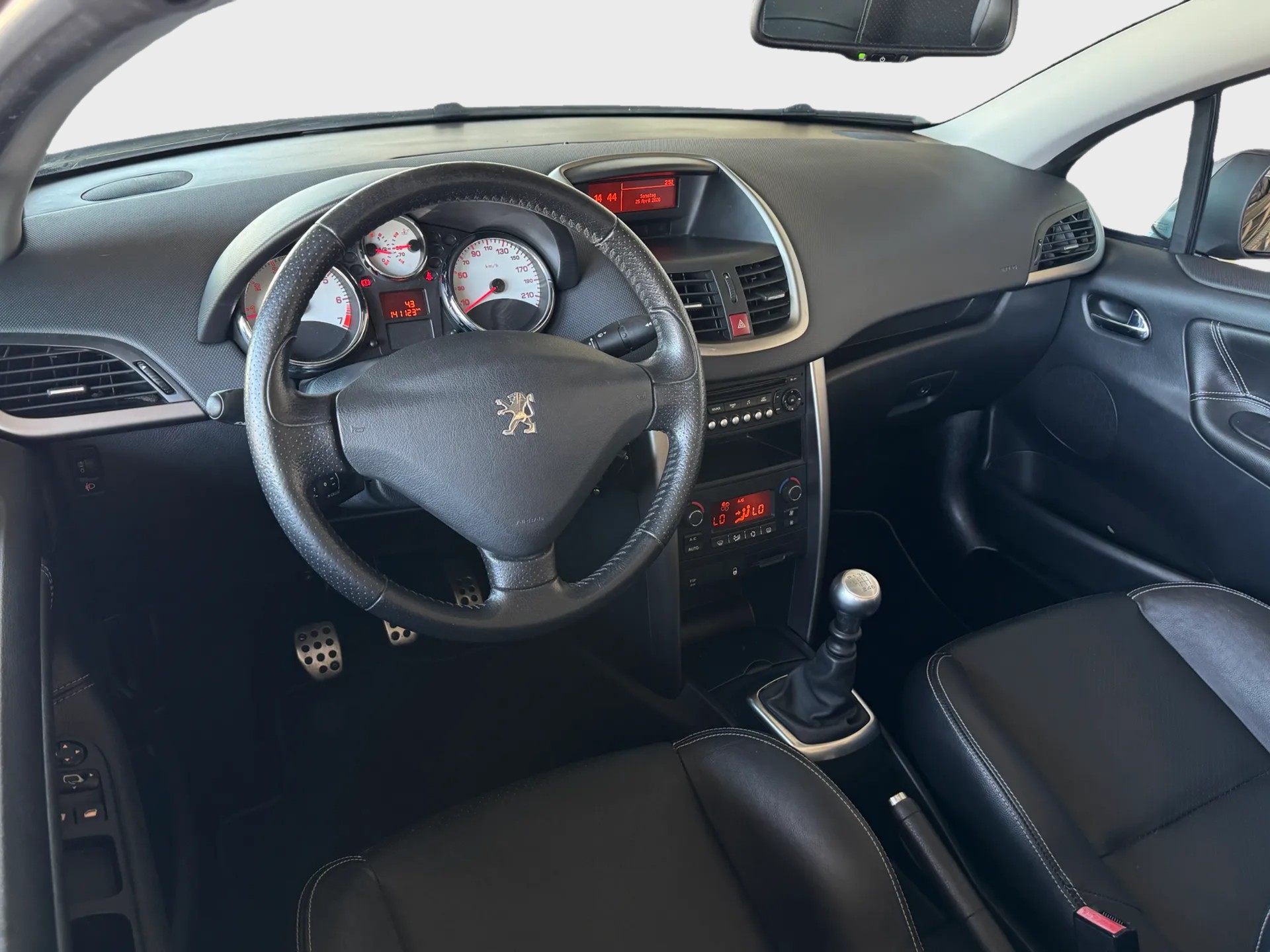 PEUGEOT 207 CC 1.6 16V Turbo Swiss Edition-image-12