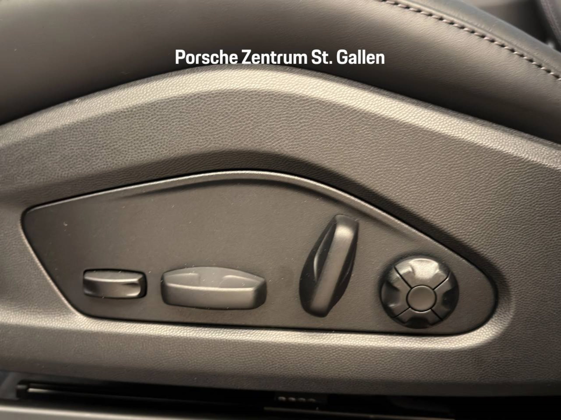 PORSCHE Macan 4-image-23