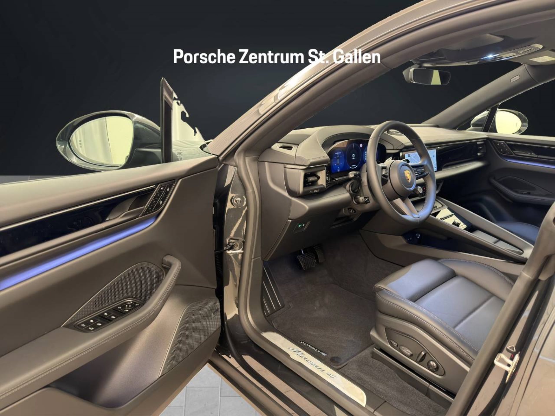 PORSCHE Macan 4-showroom-element-3