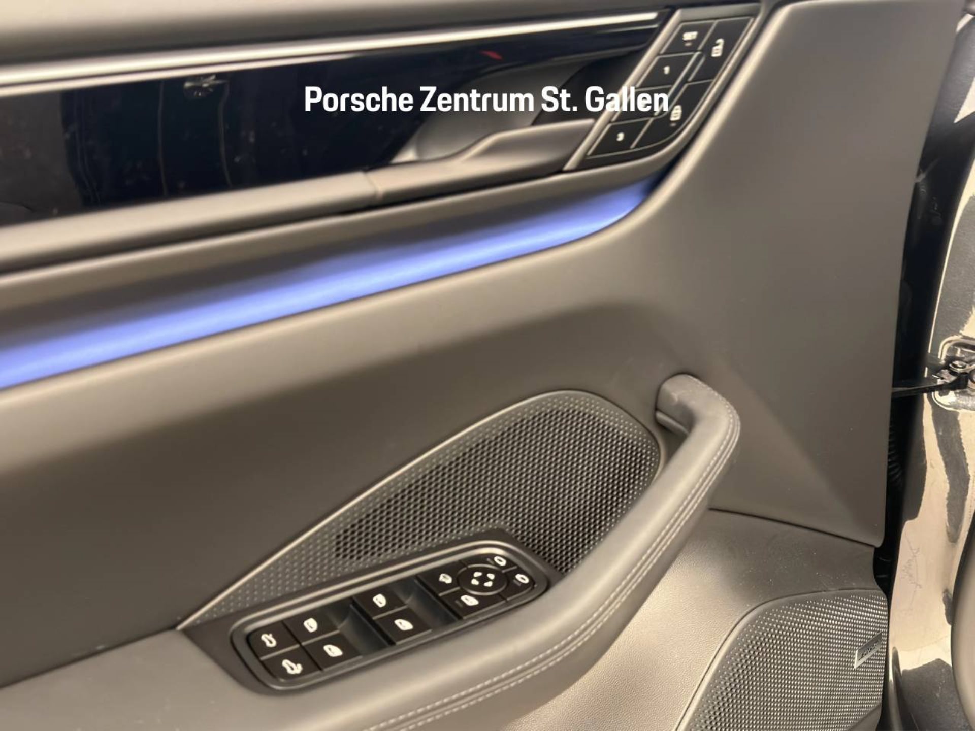PORSCHE Macan 4-image-18