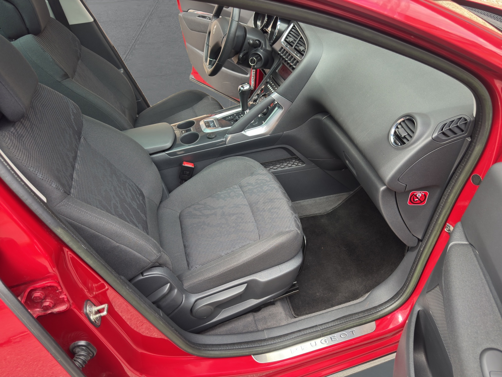 PEUGEOT 3008 2.0 HDI Business Tiptronic-image-14