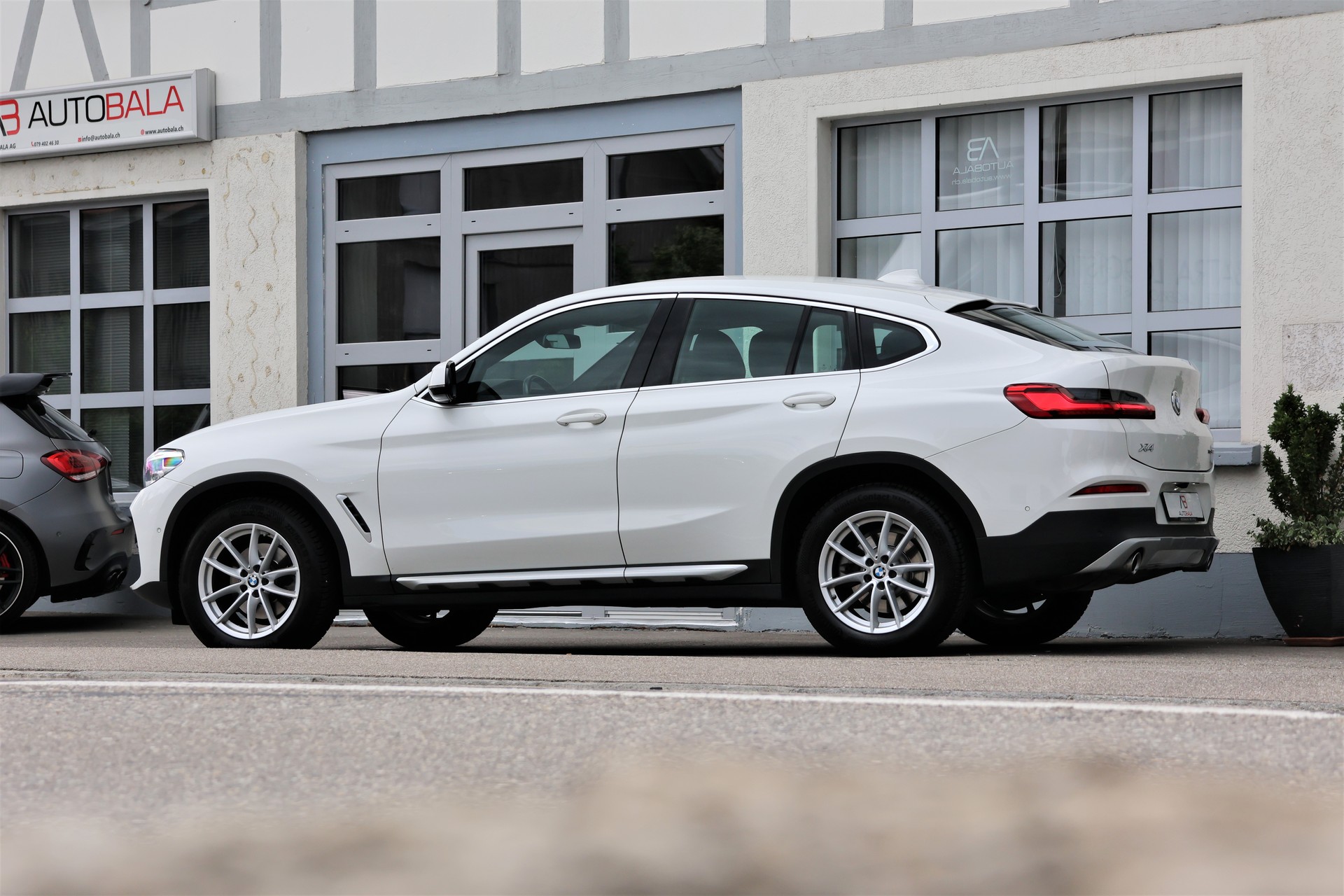 BMW X4 xDrive 20d xLine Steptronic (CH)-showroom-element-3