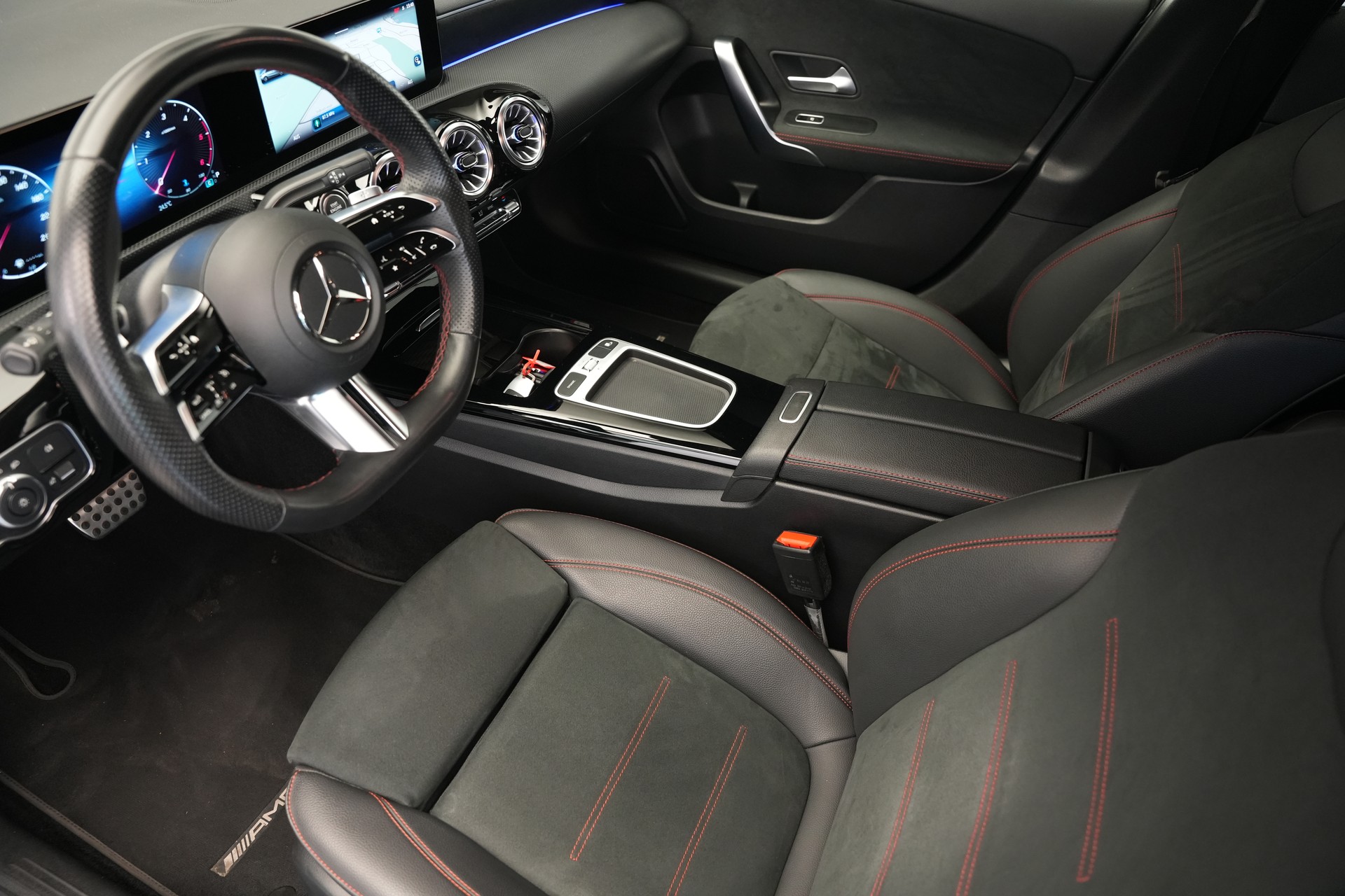MERCEDES-BENZ A 200 d AMG Line 8G-DCT *Facelift*-image-10