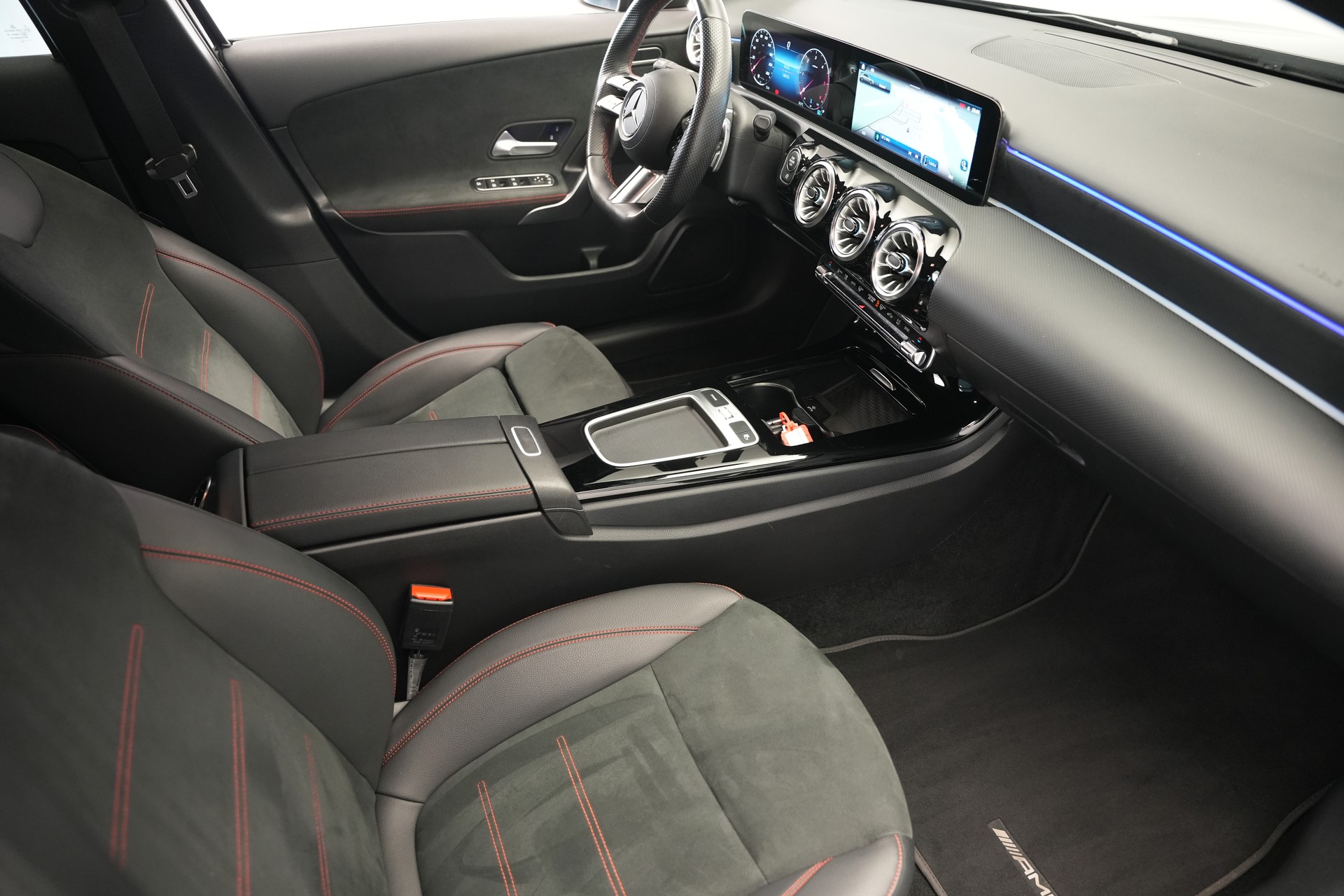 MERCEDES-BENZ A 200 d AMG Line 8G-DCT *Facelift*-image-11