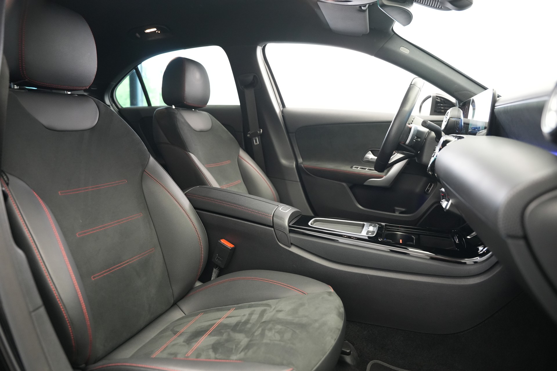 MERCEDES-BENZ A 200 d AMG Line 8G-DCT *Facelift*-image-15