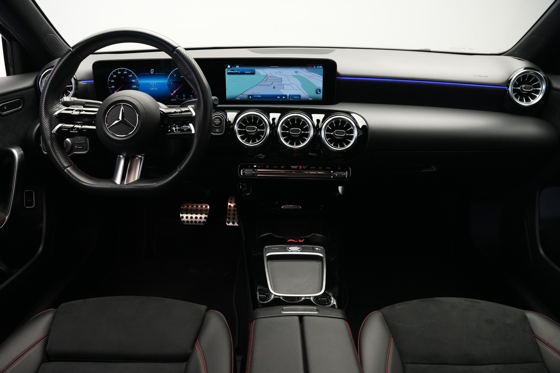 MERCEDES-BENZ A 200 d AMG Line 8G-DCT *Facelift*-image-9