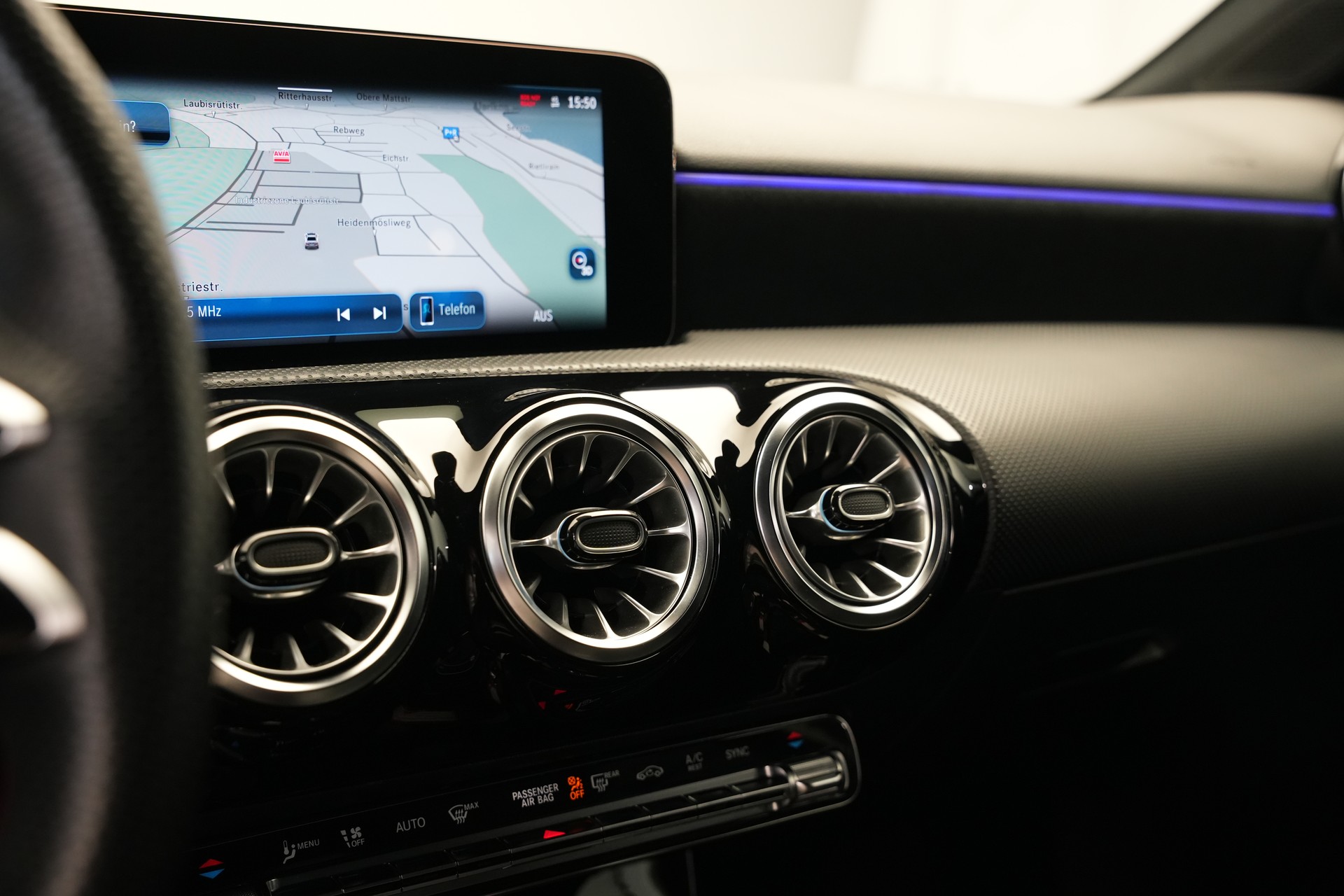 MERCEDES-BENZ A 200 d AMG Line 8G-DCT *Facelift*-image-23