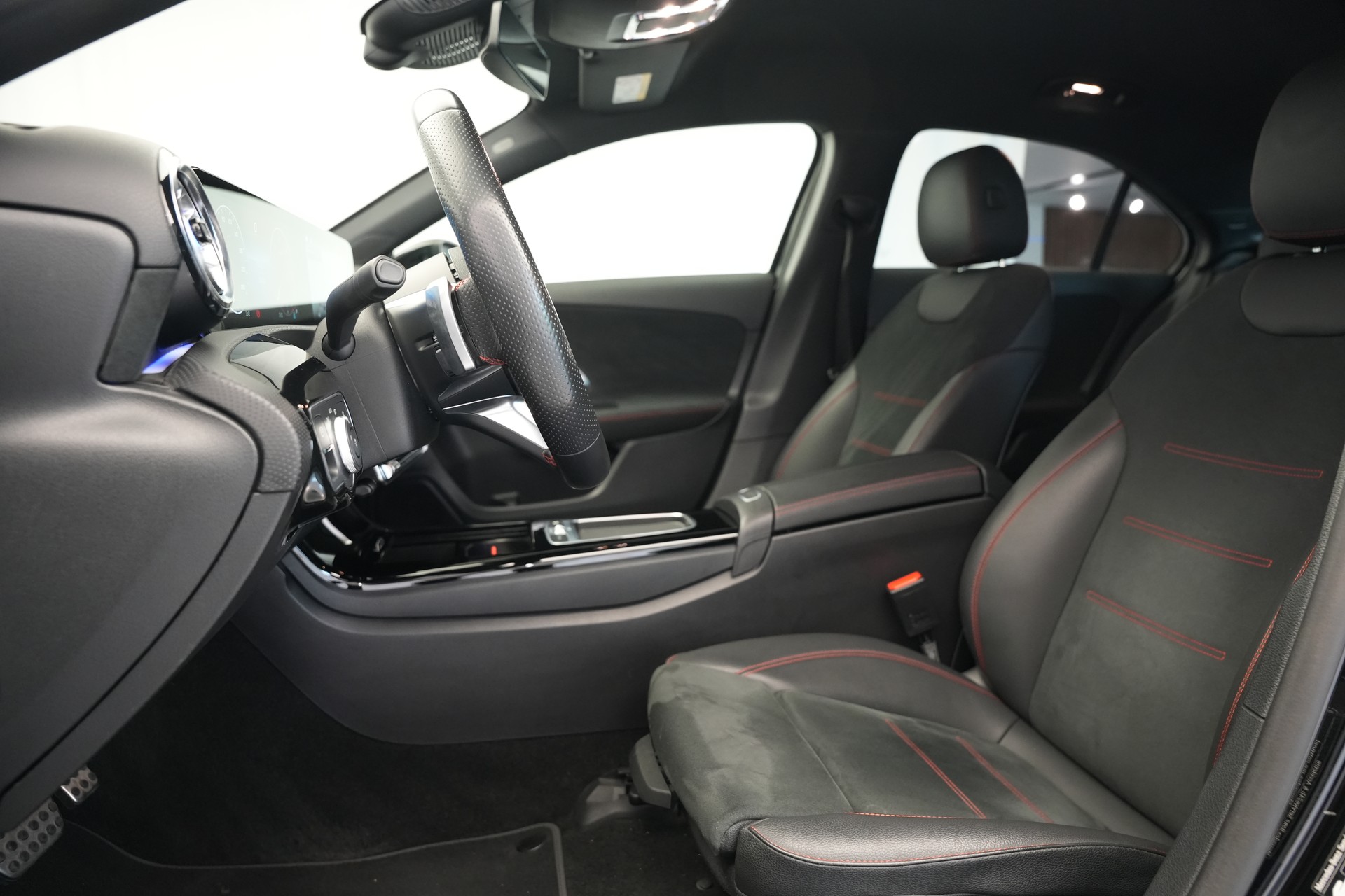 MERCEDES-BENZ A 200 d AMG Line 8G-DCT *Facelift*-image-12