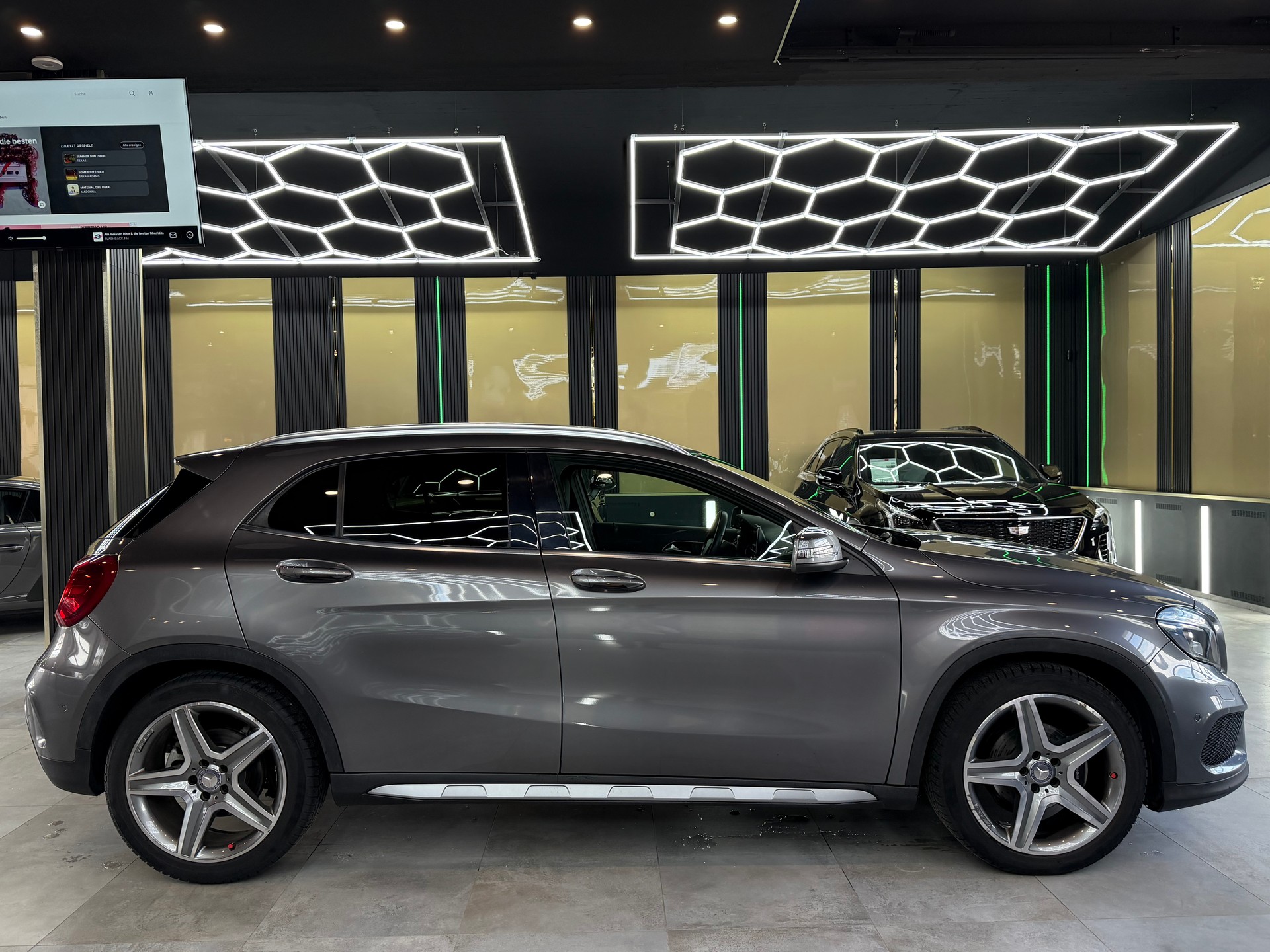 MERCEDES-BENZ GLA 200 AMG Line-showroom-element-3