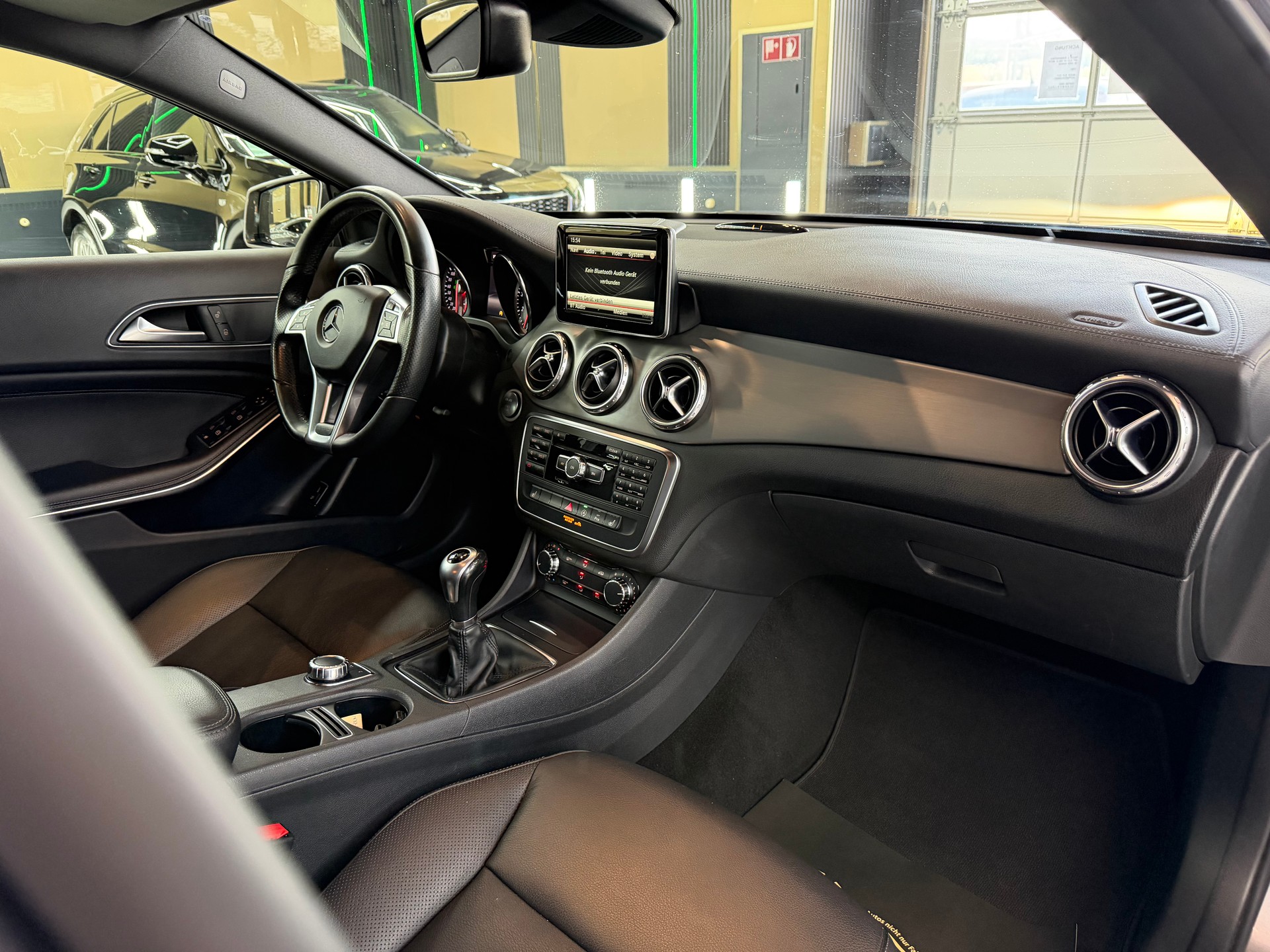 MERCEDES-BENZ GLA 200 AMG Line-image-10