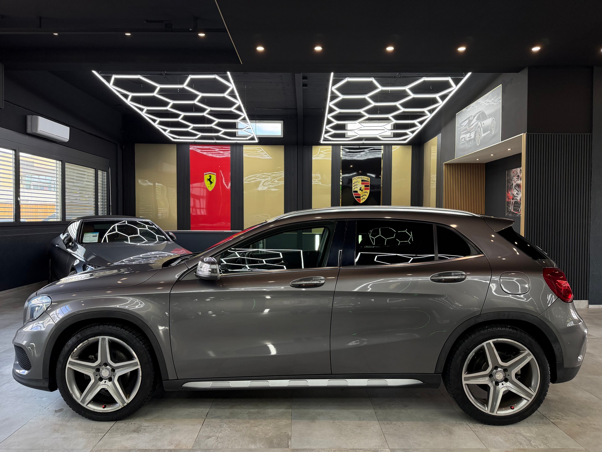MERCEDES-BENZ GLA 200 AMG Line-image-7