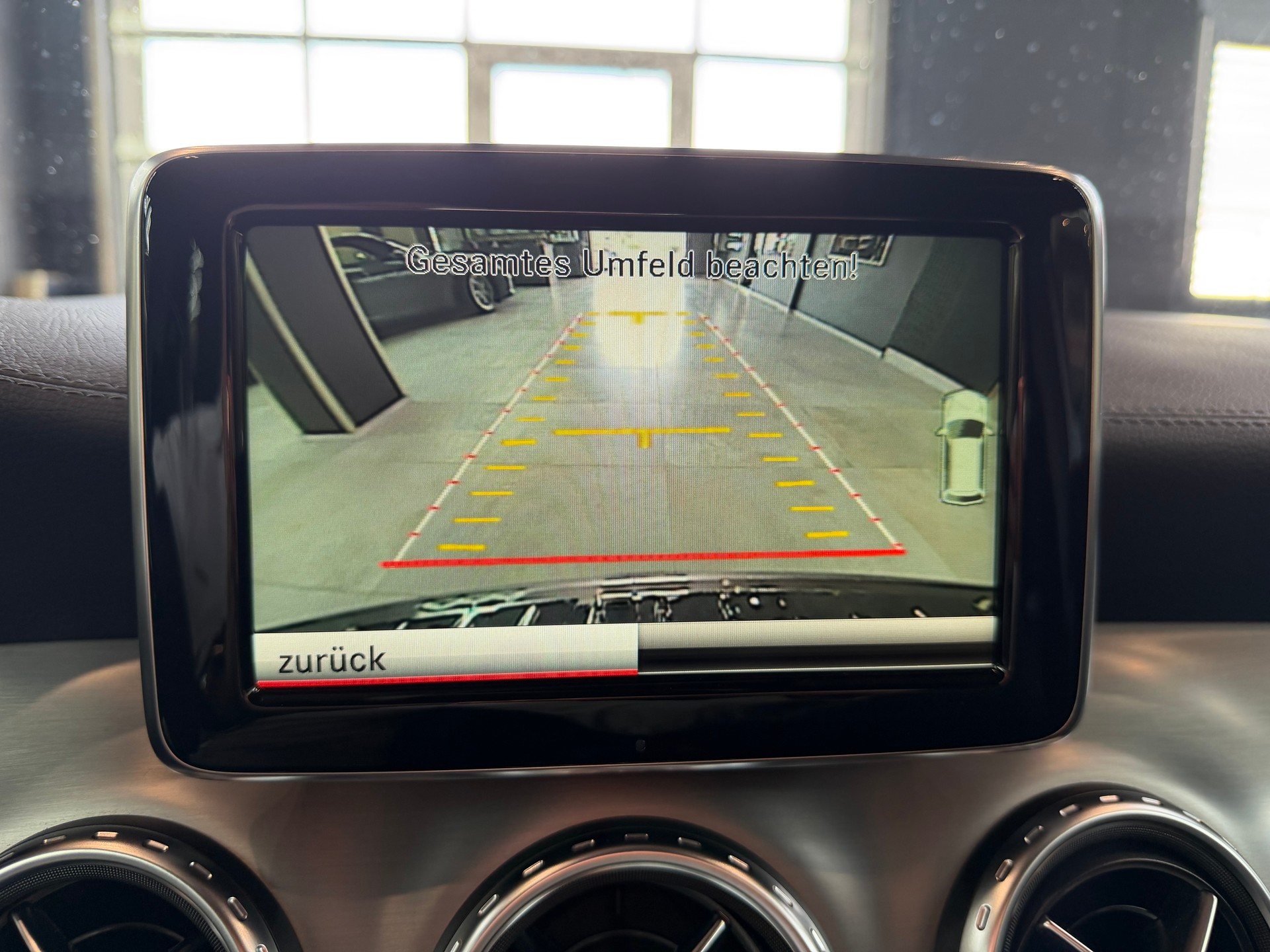 MERCEDES-BENZ GLA 200 AMG Line-image-17