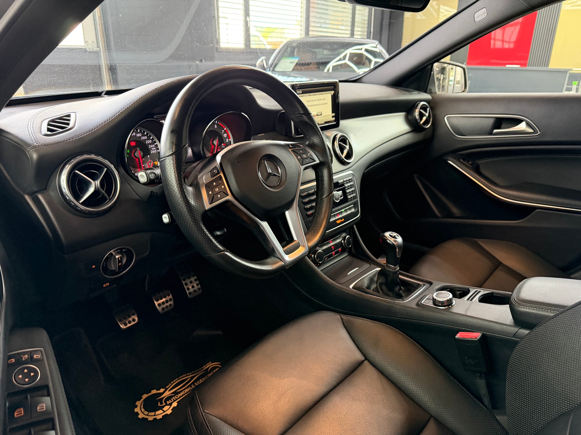 MERCEDES-BENZ GLA 200 AMG Line-image-8