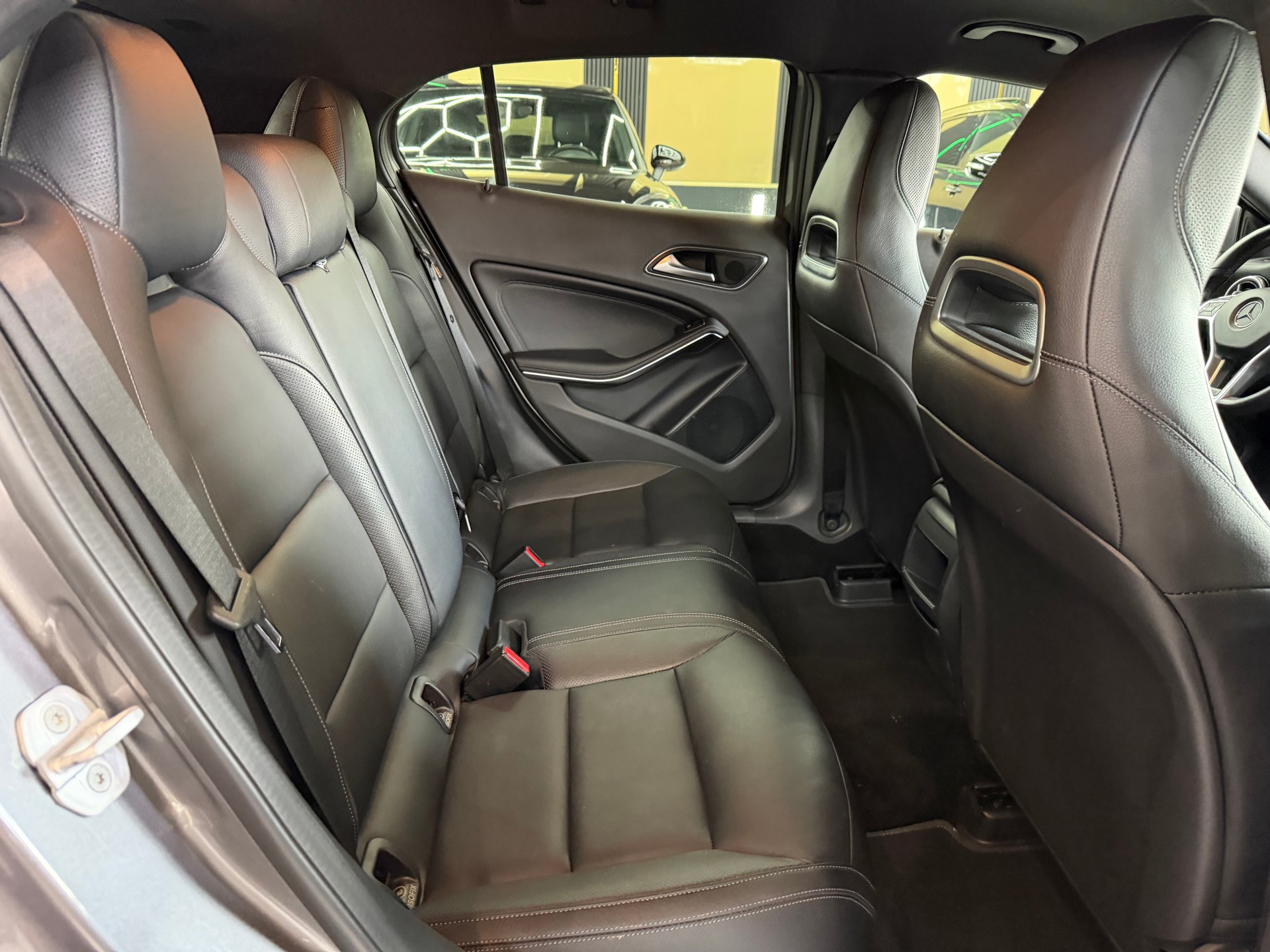 MERCEDES-BENZ GLA 200 AMG Line-image-14