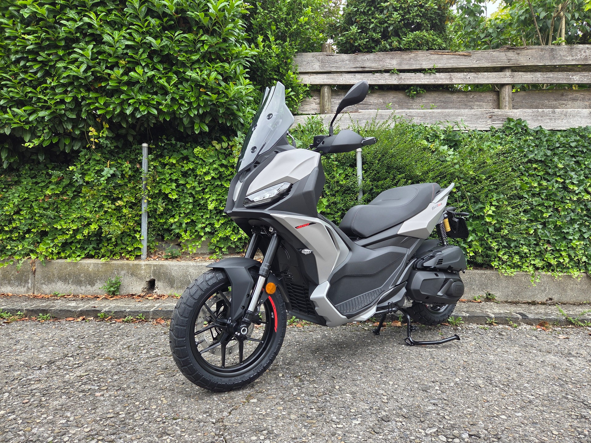 APRILIA SR GT 400-image-2