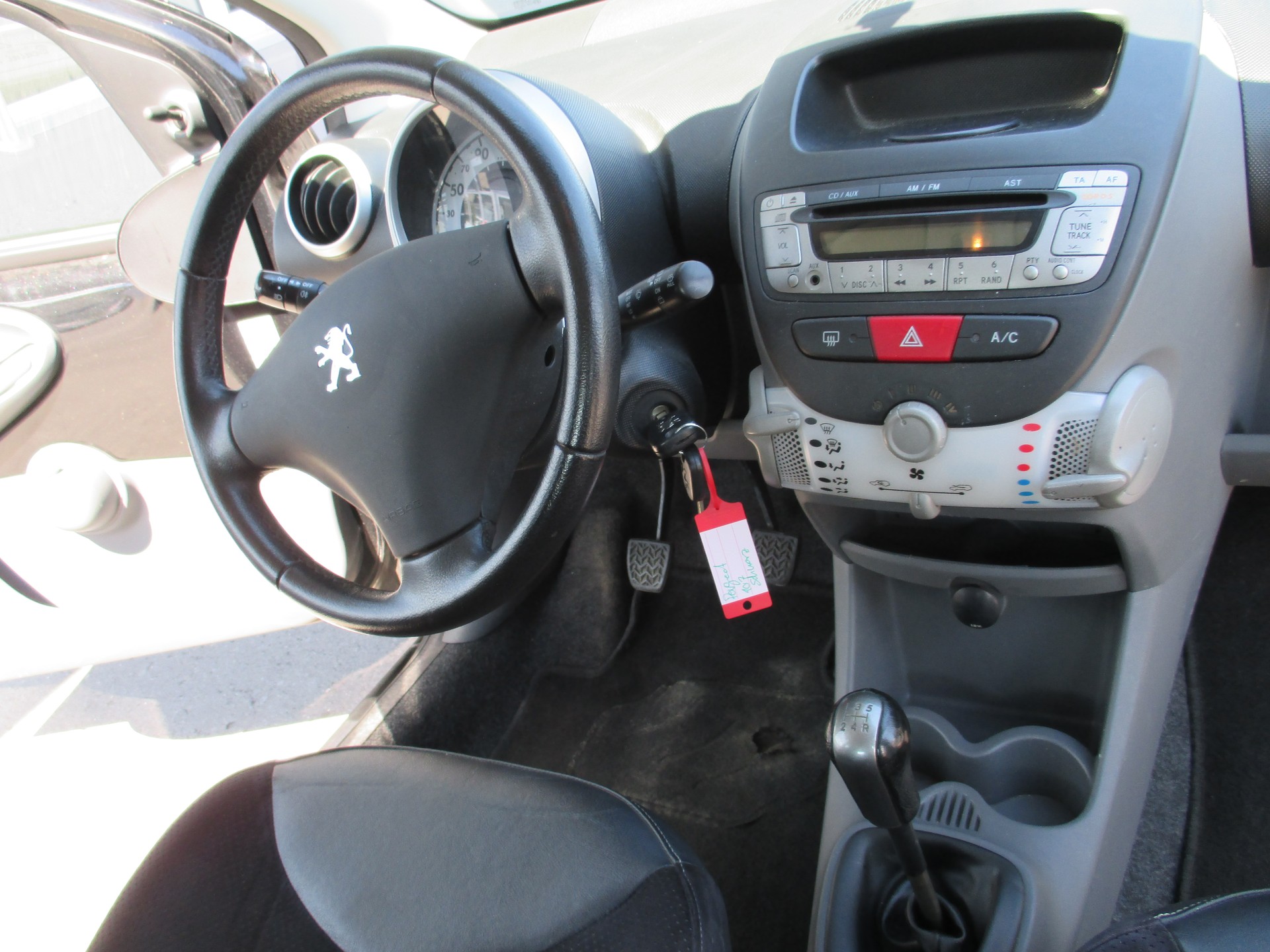 PEUGEOT 107 1.0 Black&Silver-image-14