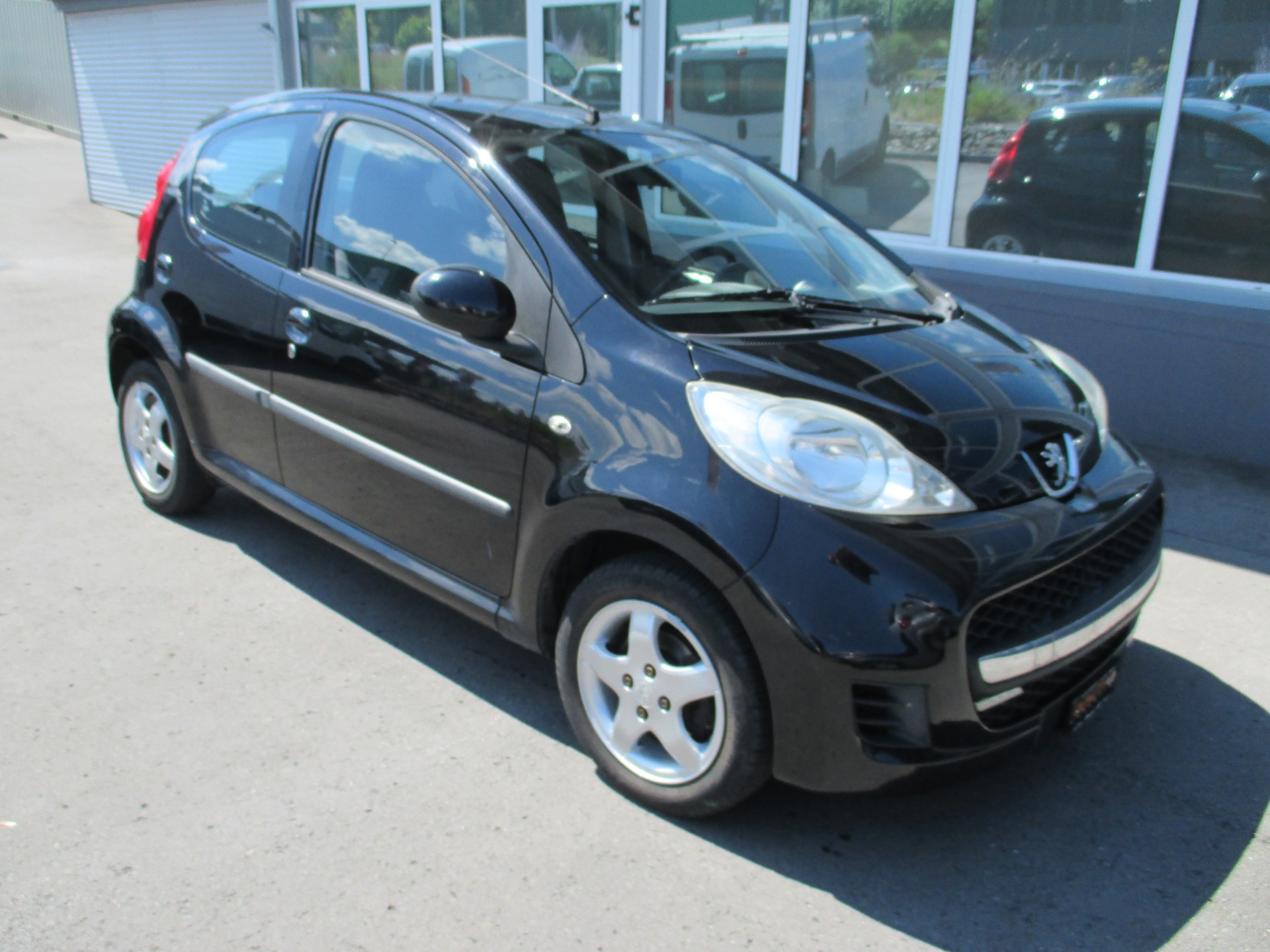 PEUGEOT 107 1.0 Black&Silver-image-2