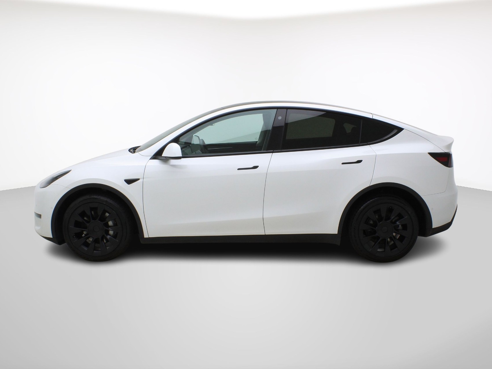 TESLA Model Y Long Range Dual AWD-showroom-element-2