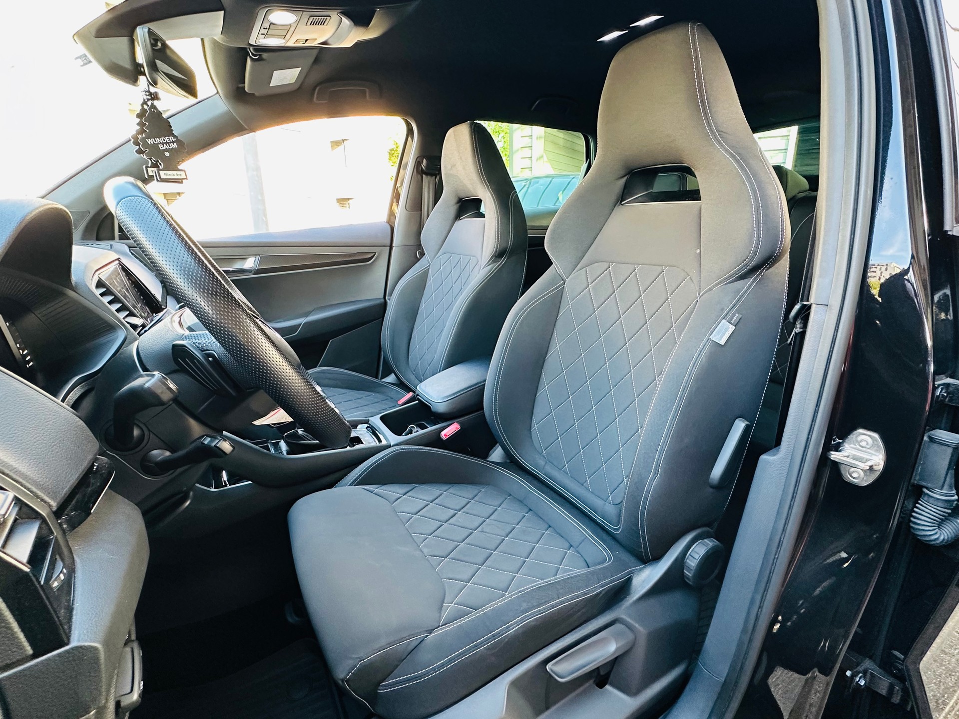 SKODA Karoq 1.5 TSI ACT SportLine DSG-image-17