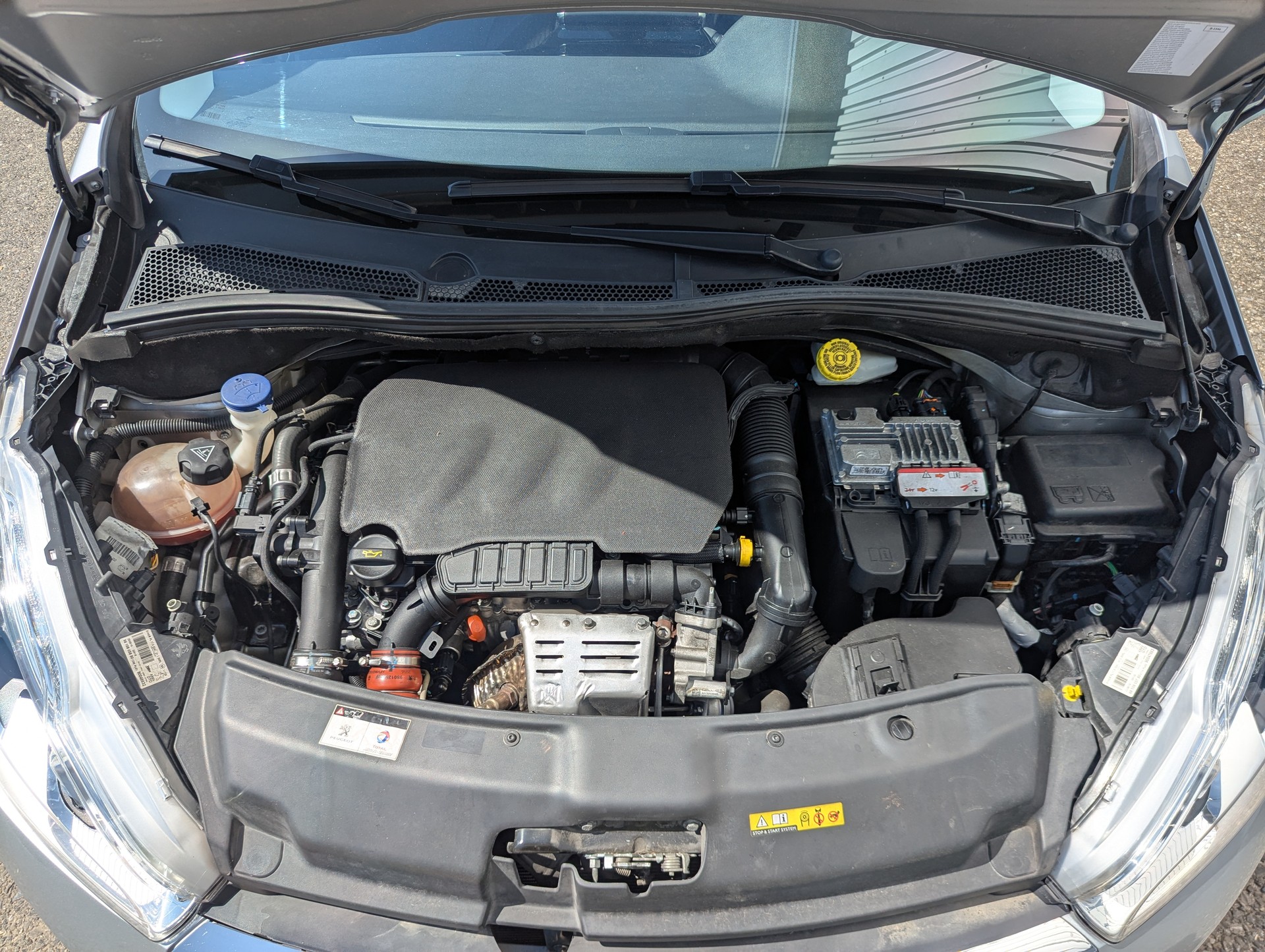 PEUGEOT 208 1.2 PureTech Active EAT6-image-16
