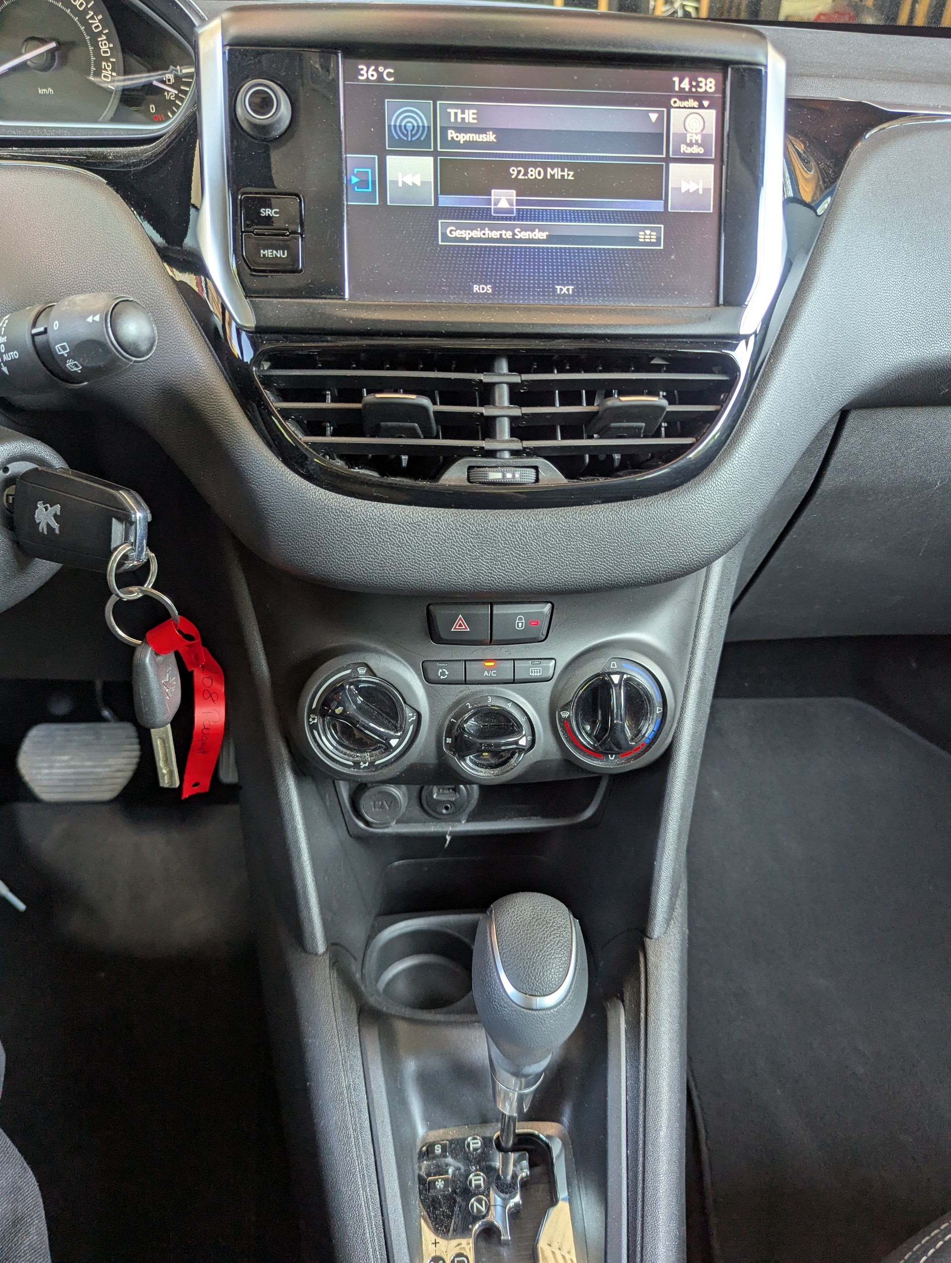 PEUGEOT 208 1.2 PureTech Active EAT6-image-15