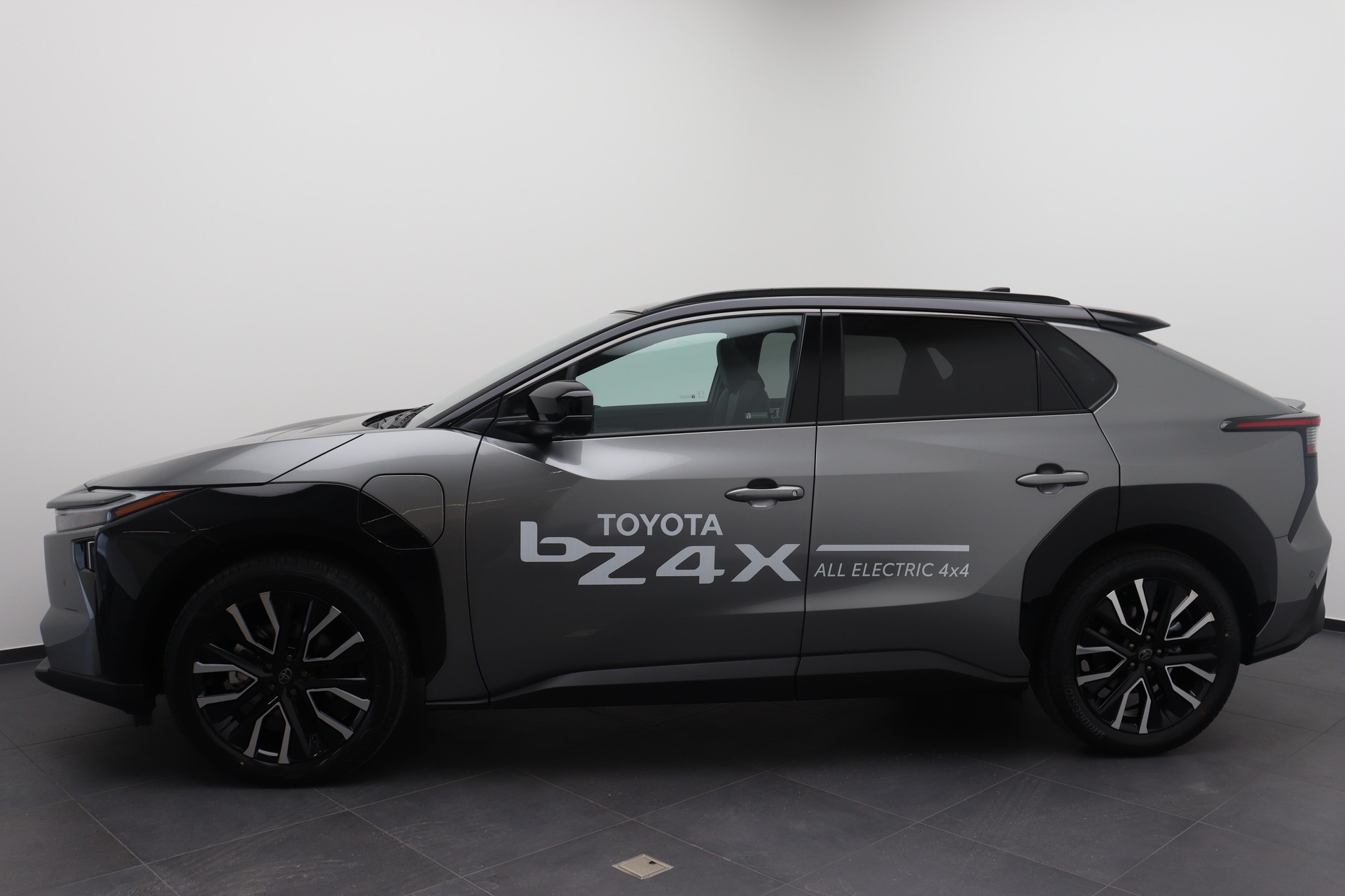 TOYOTA New bZ4X Premium AWD 2026-showroom-element-2