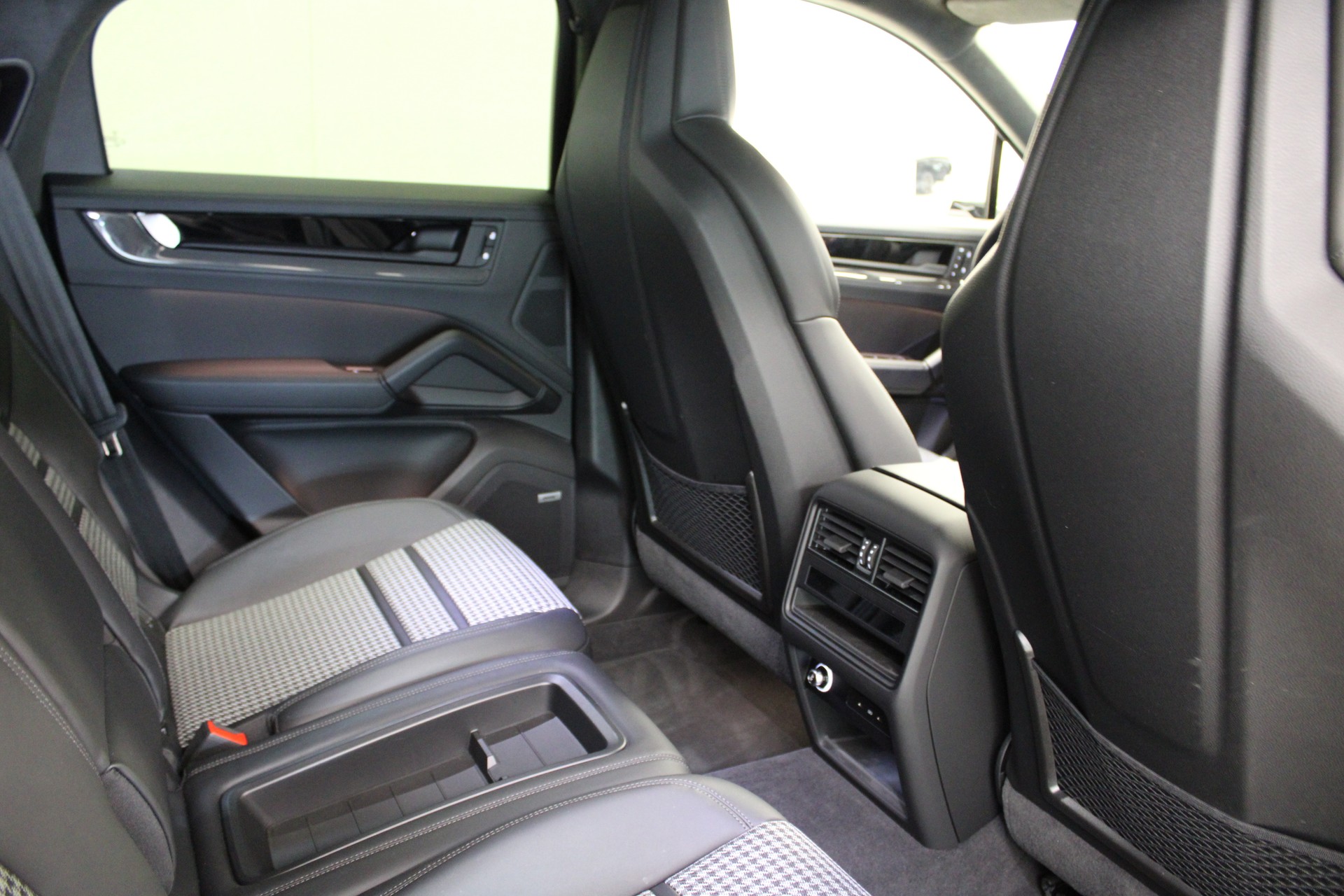 PORSCHE Cayenne Coupé GTS Tiptronic-image-7