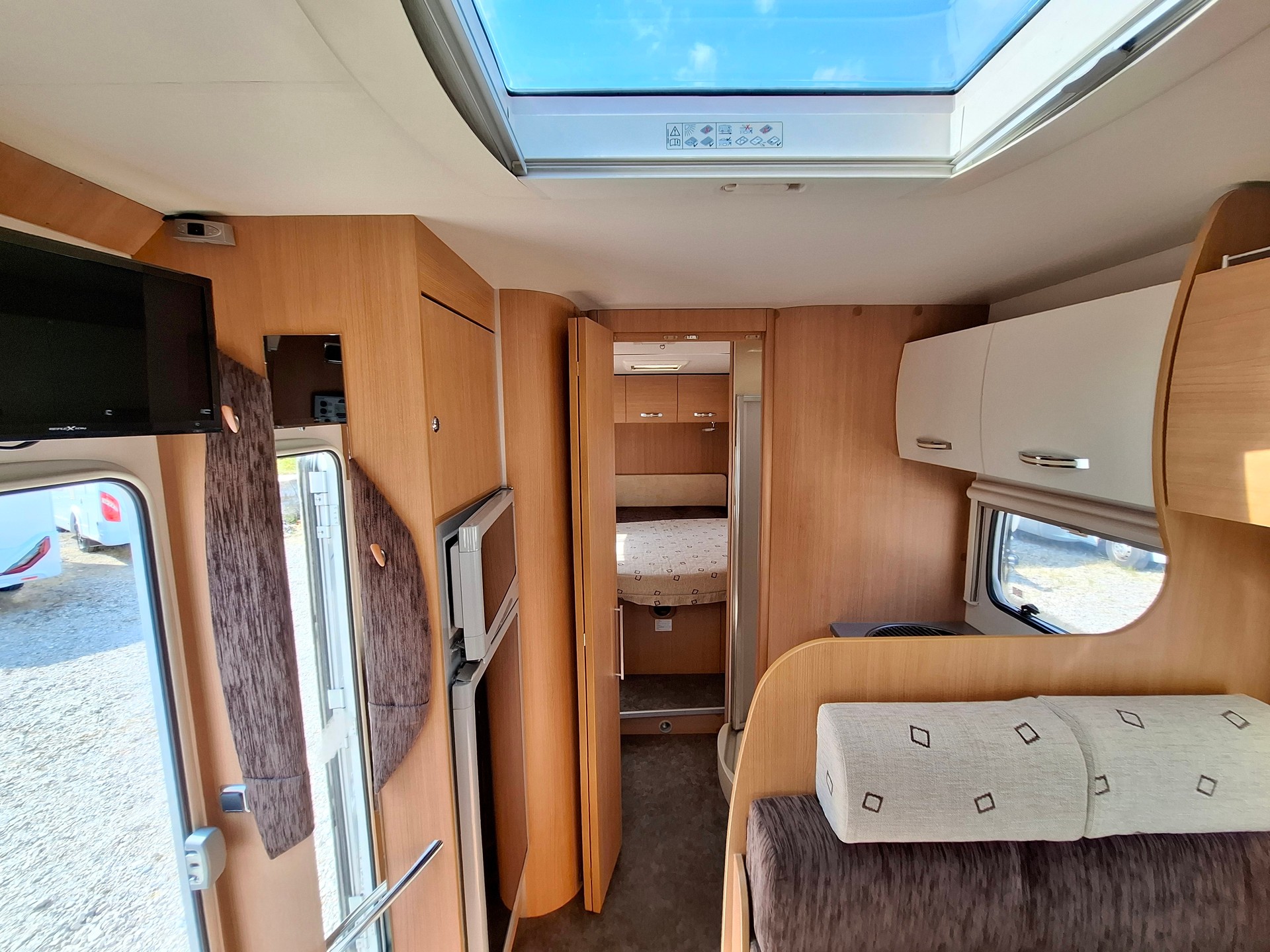 CHAUSSON Flash 19 - 5 Plätzer, Alkoven, Queensbett, Heckgarage, Dieselheizung-image-10