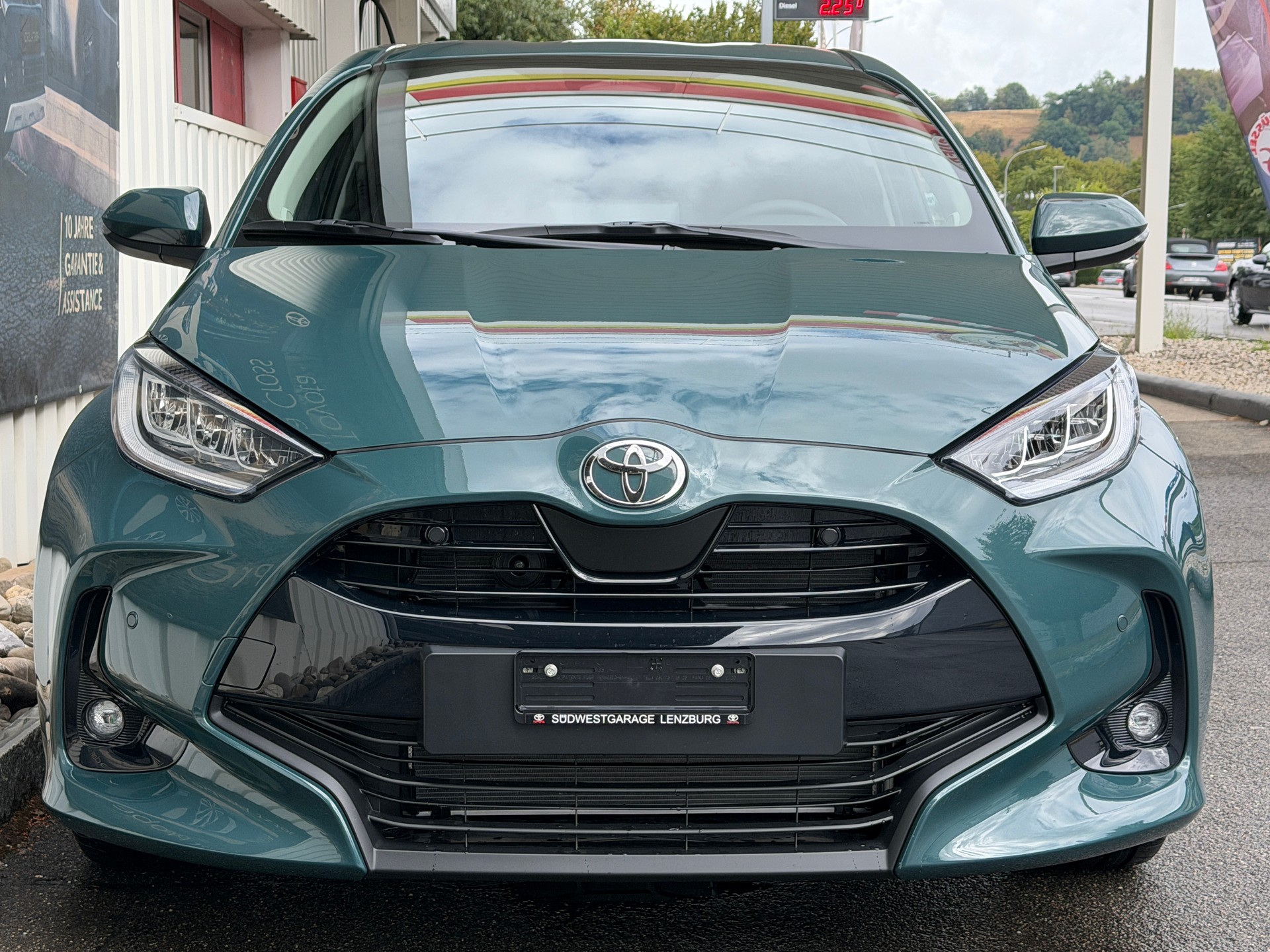 TOYOTA Yaris 1.5 Trend e-CVT-showroom-element-3