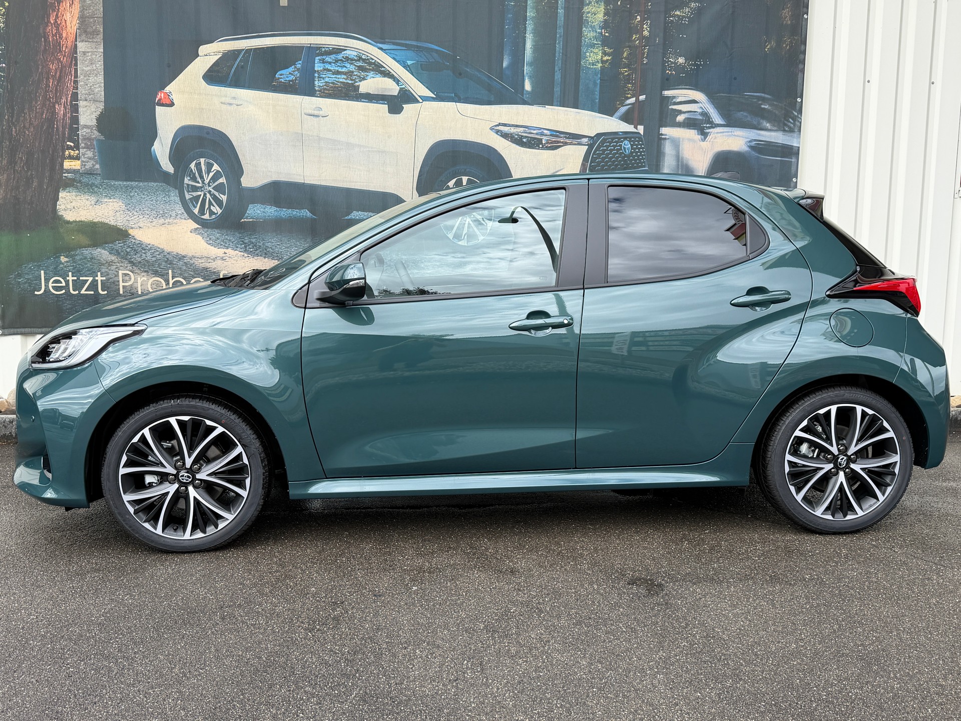 TOYOTA Yaris 1.5 Trend e-CVT-showroom-element-1