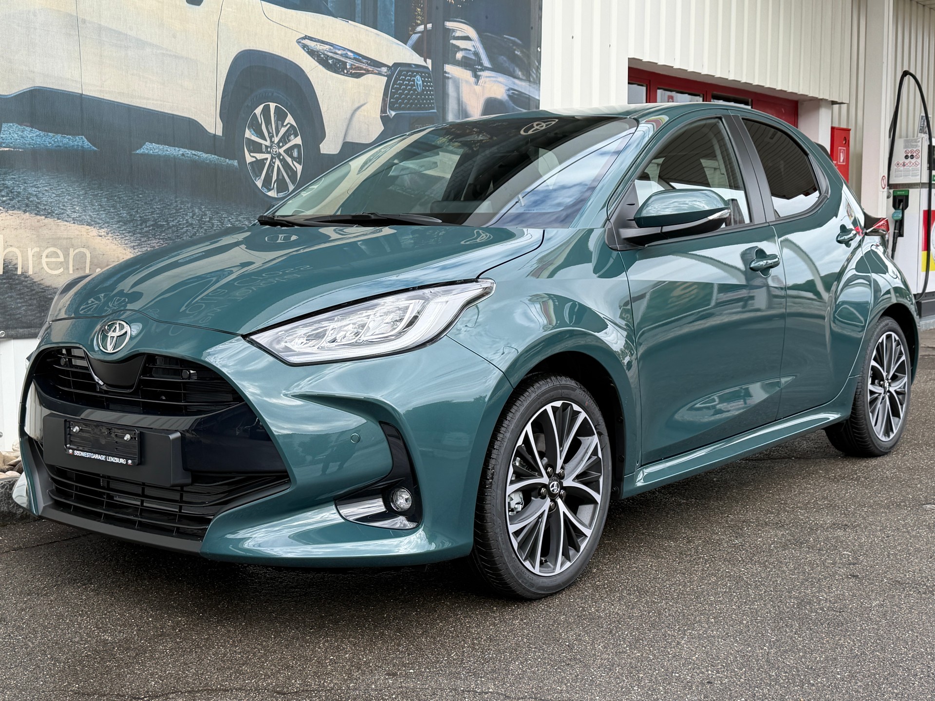 TOYOTA Yaris 1.5 Trend e-CVT-showroom-element-2