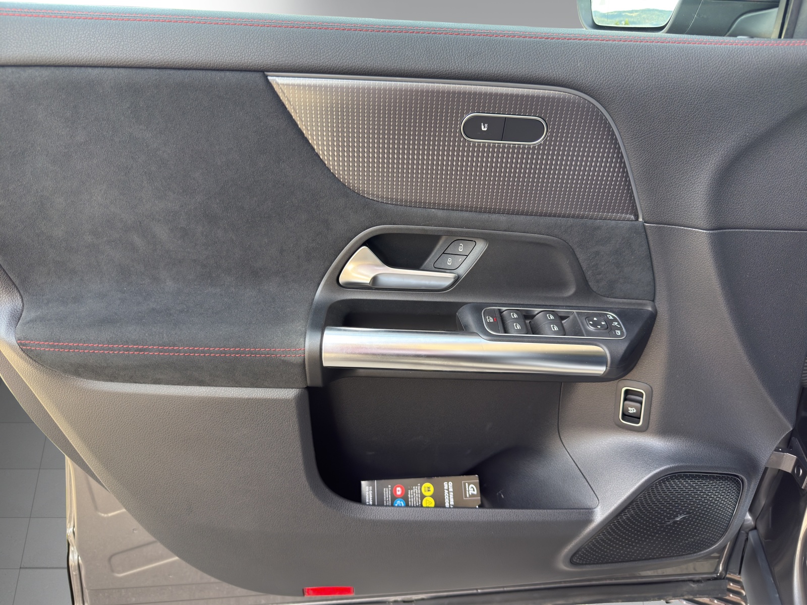 MERCEDES-BENZ EQA 300 AMG Line 4Matic-image-7