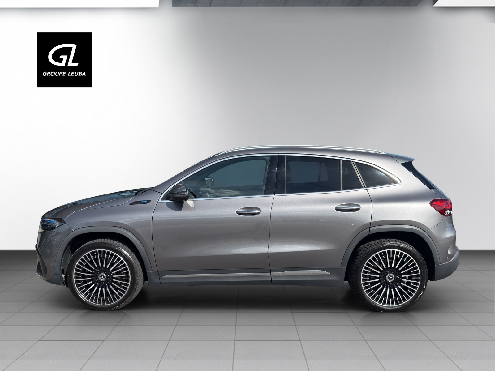 MERCEDES-BENZ EQA 300 AMG Line 4Matic-image-4