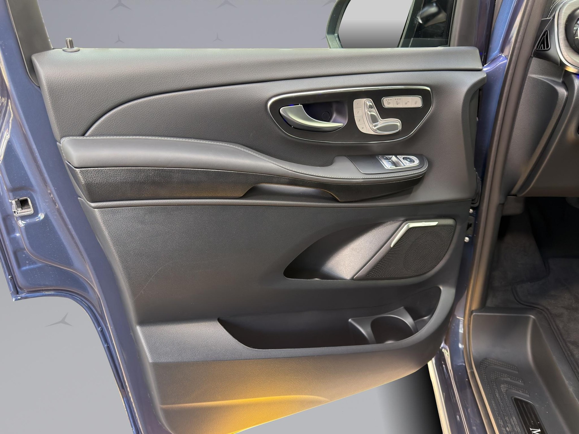 MERCEDES-BENZ V 300 d Exclusive lang Van-image-14