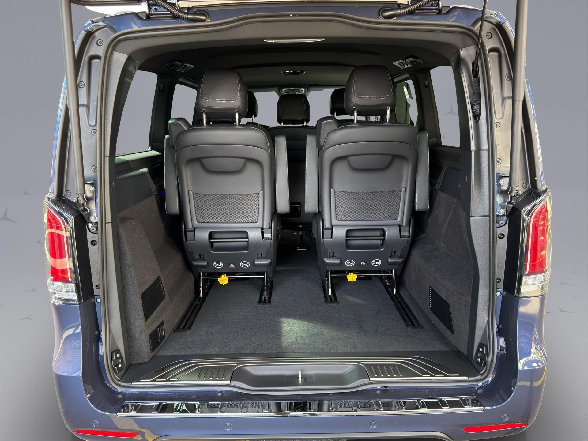 MERCEDES-BENZ V 300 d Exclusive lang Van-image-17
