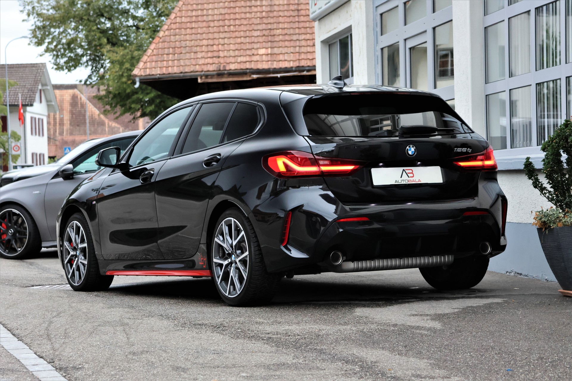 BMW 128ti Steptronic-showroom-element-2