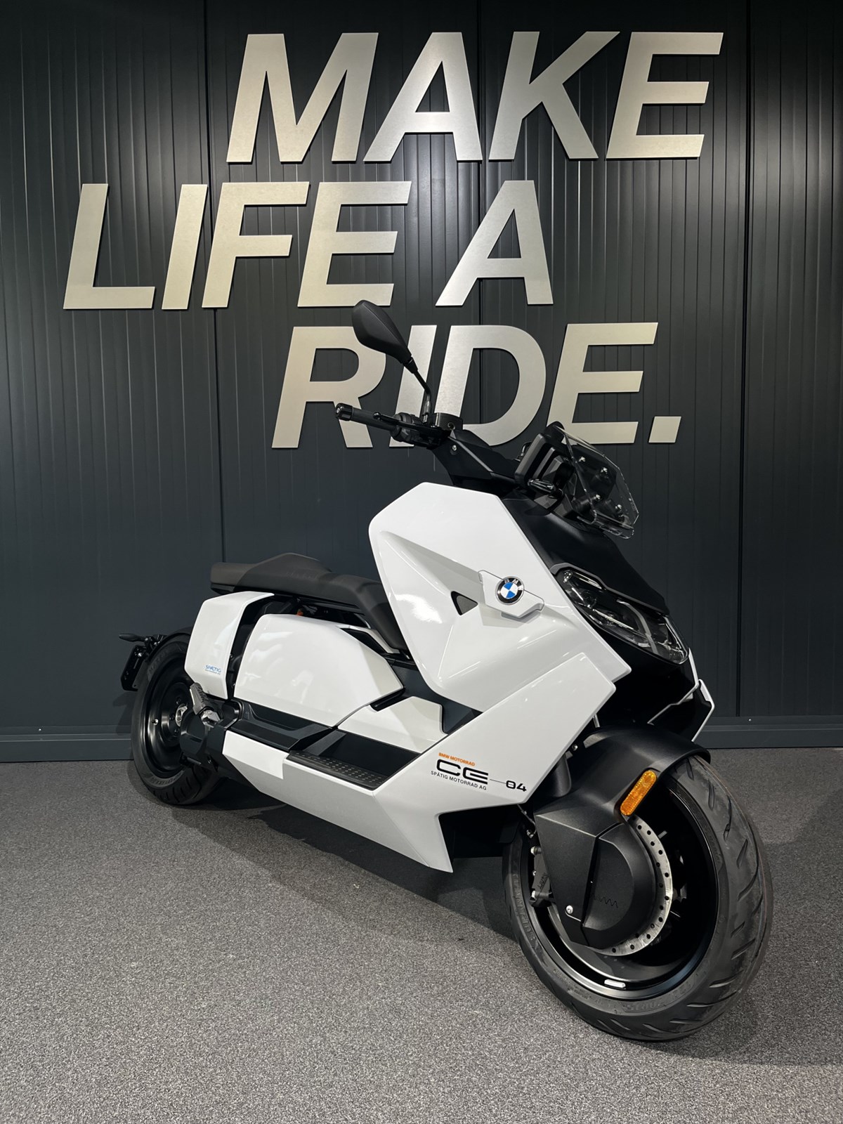 BMW CE 04-image-1
