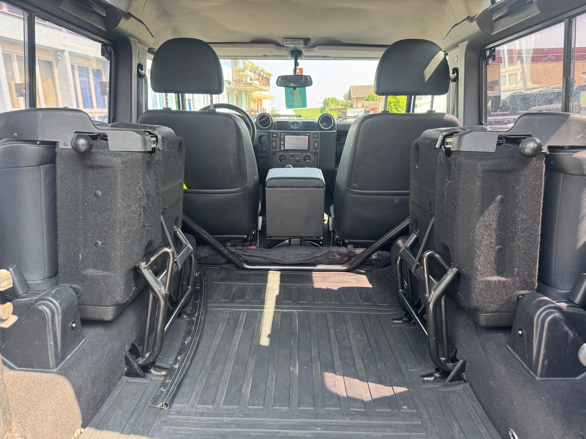 LAND ROVER Defender 90 SW 2.4Tdc-image-8