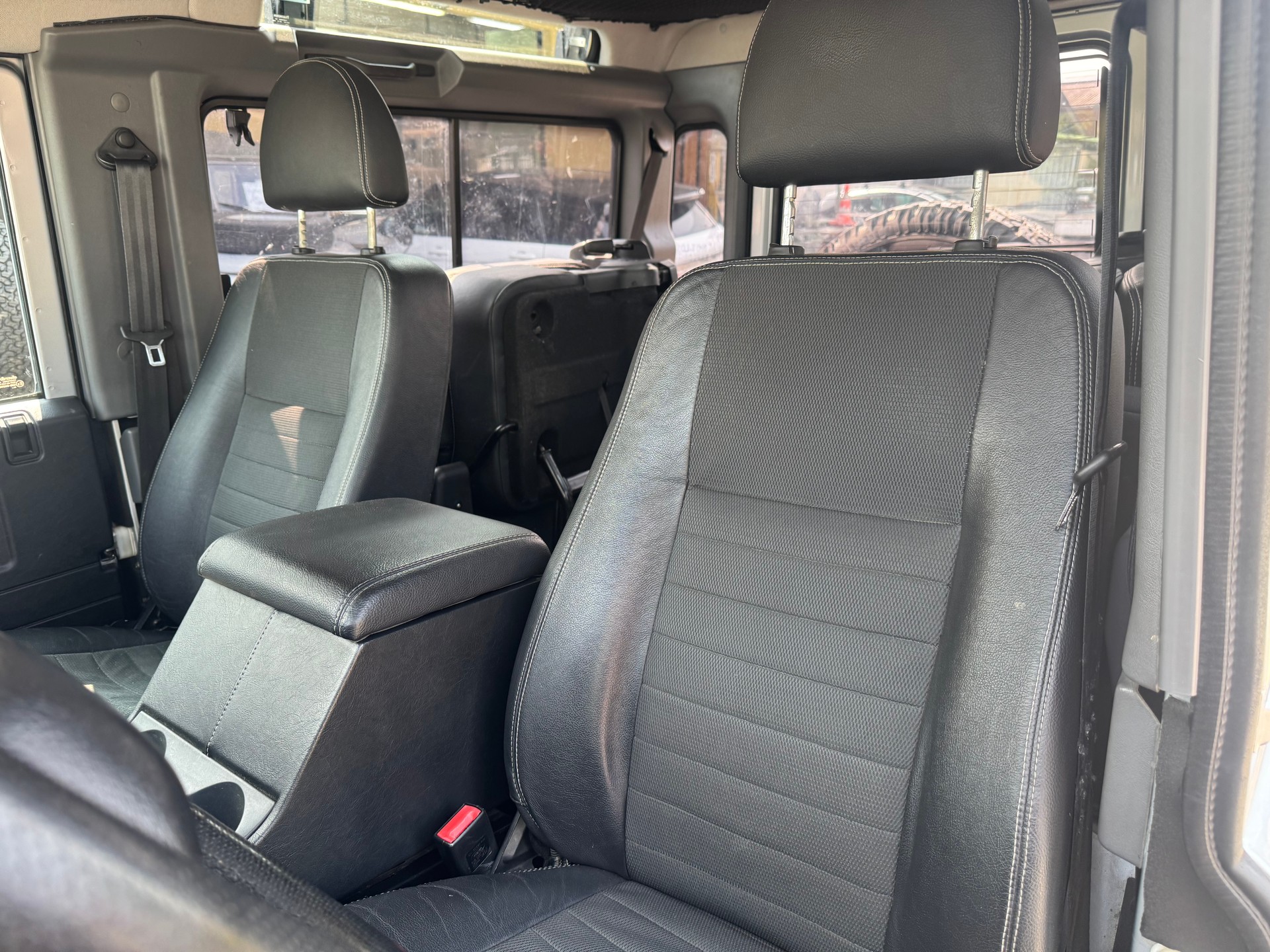 LAND ROVER Defender 90 SW 2.4Tdc-image-13