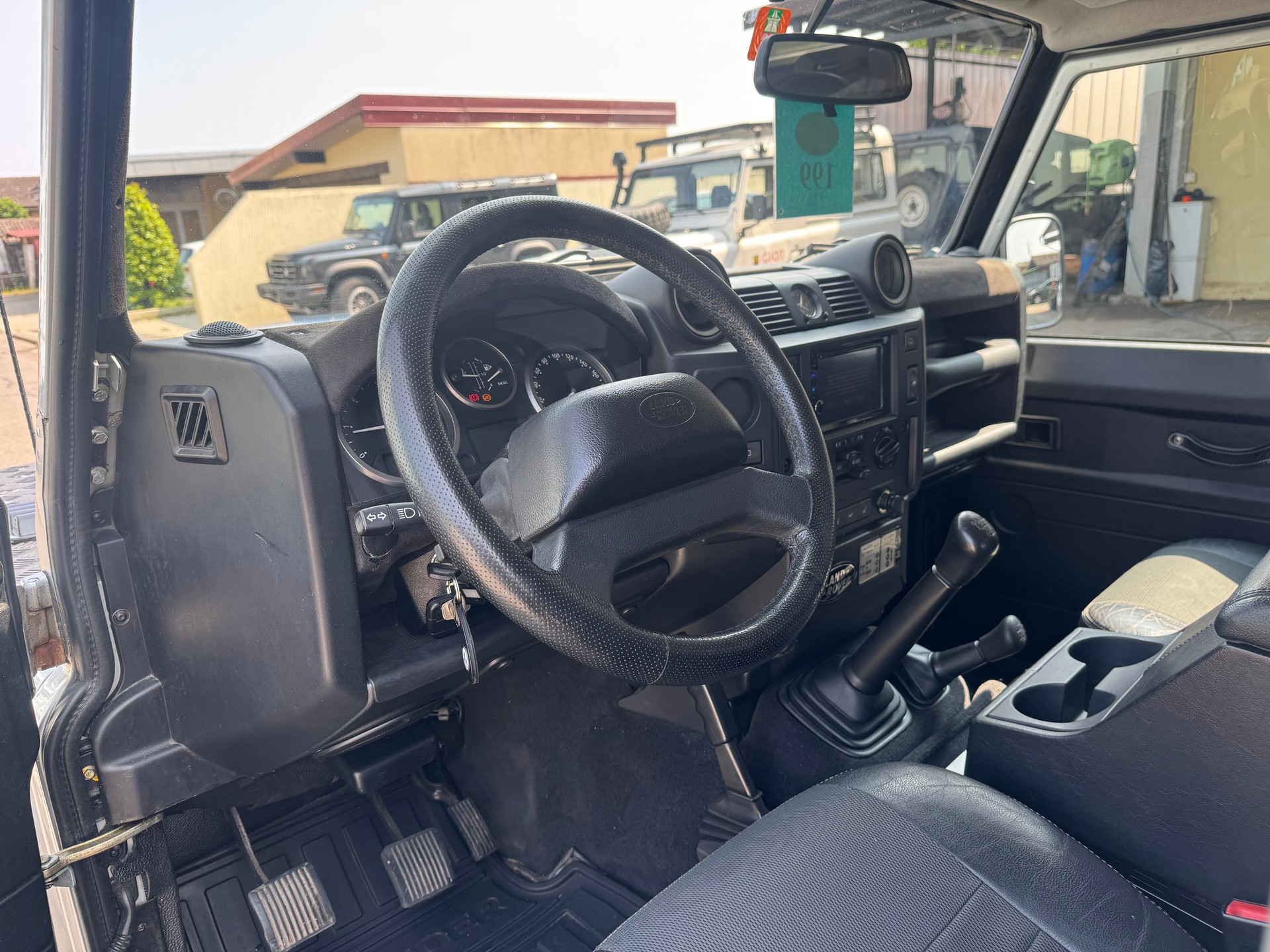 LAND ROVER Defender 90 SW 2.4Tdc-image-12