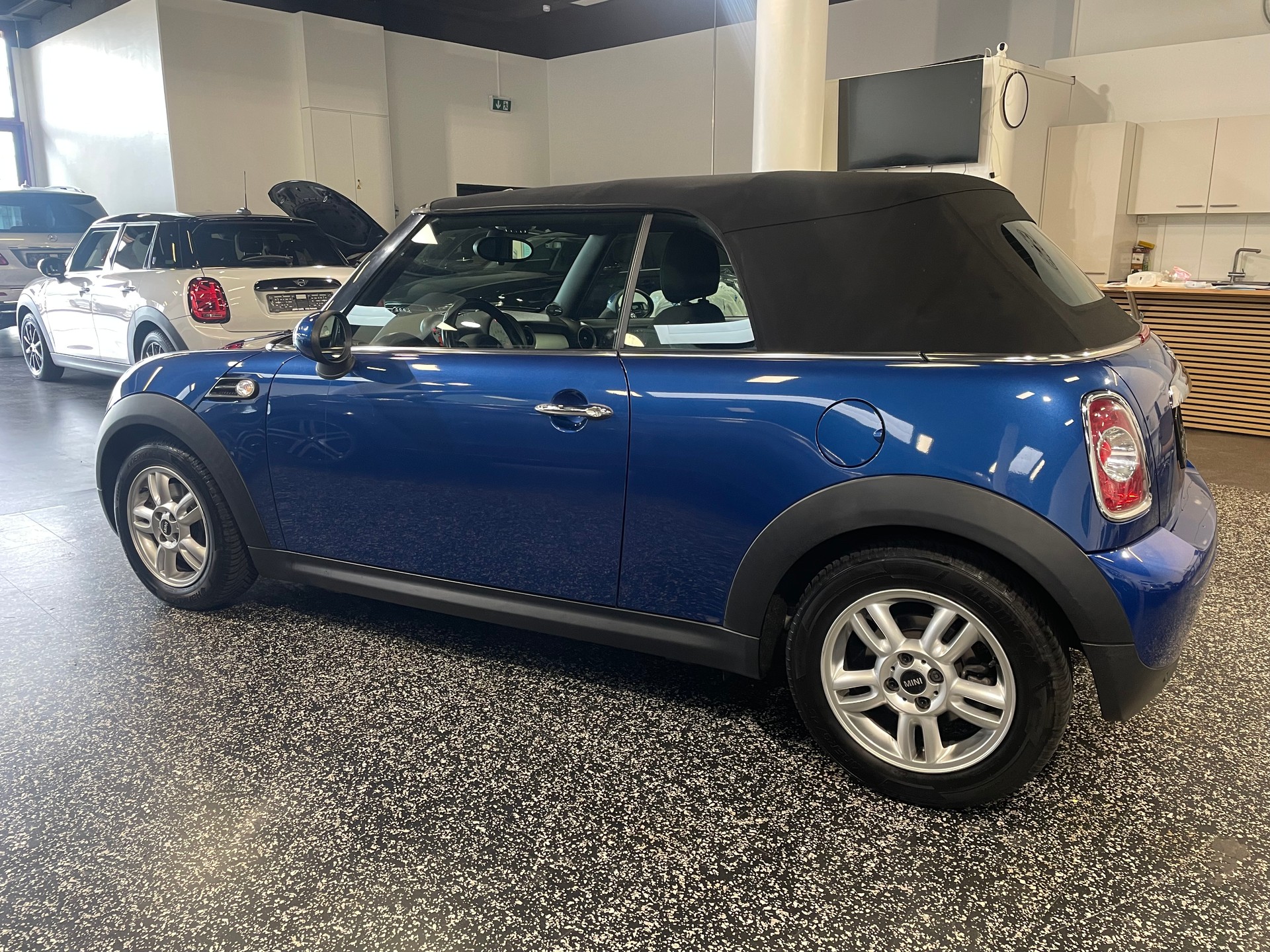 MINI Cooper D Cabriolet-showroom-element-1