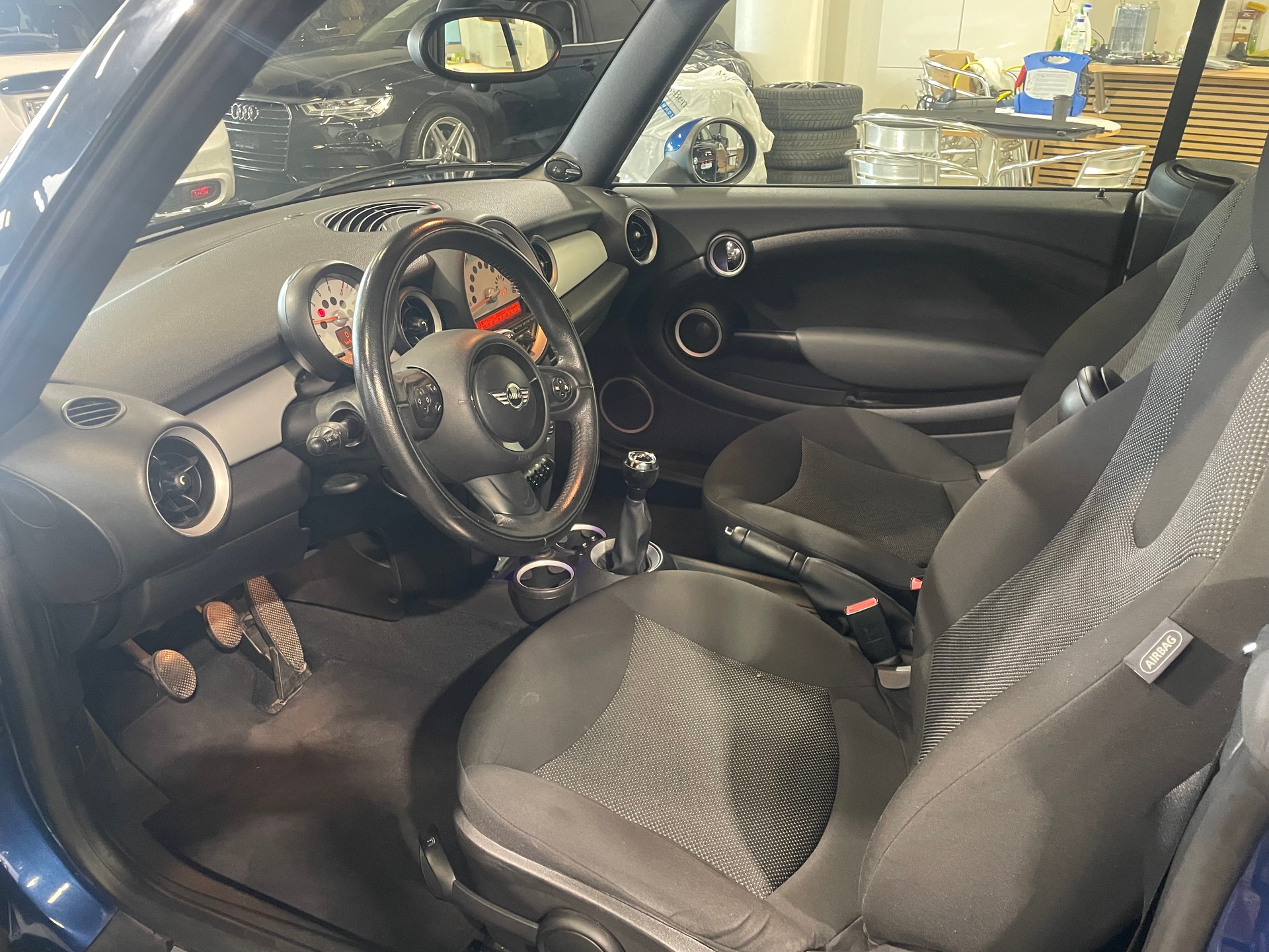 MINI Cooper D Cabriolet-image-5